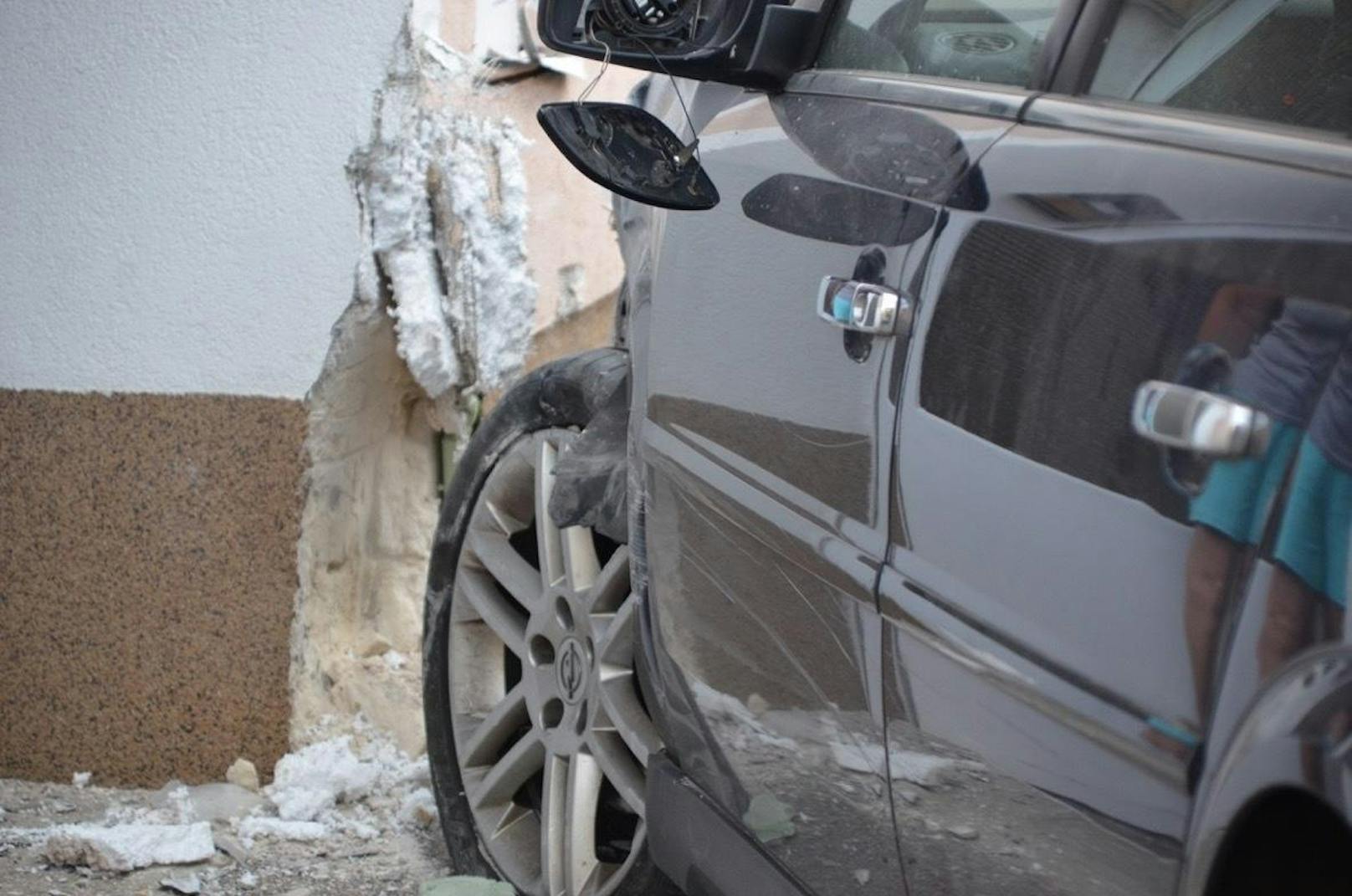 Opel raste gegen Haus - Lenker per Heli ins Spital