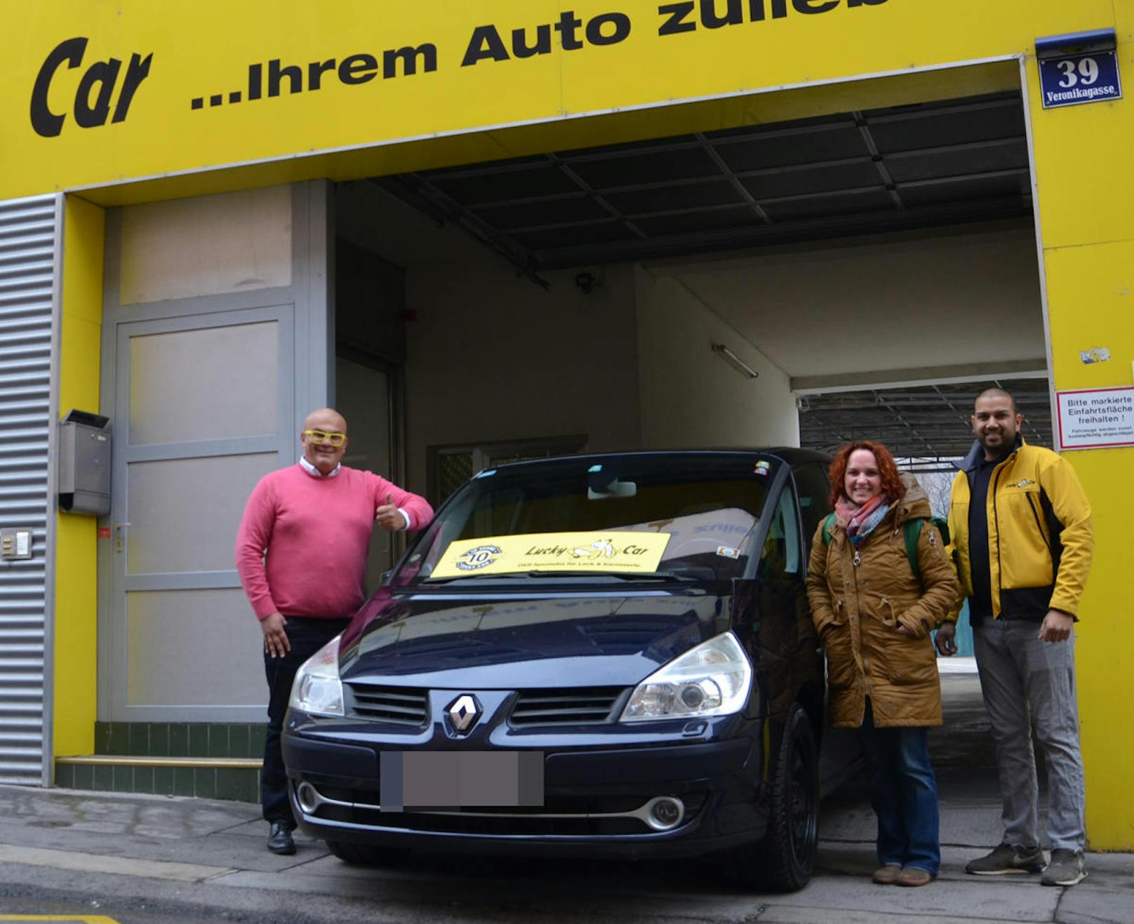 v.l.n.r.: Lucky Car-Gründer und CEO, Ostoja Matic, Gewinnerin Ulrike und Franchisepartner Herr Geri Misson, Lucky Car Filiale 1170 Wien, Hernalser Hauptstraße 23.