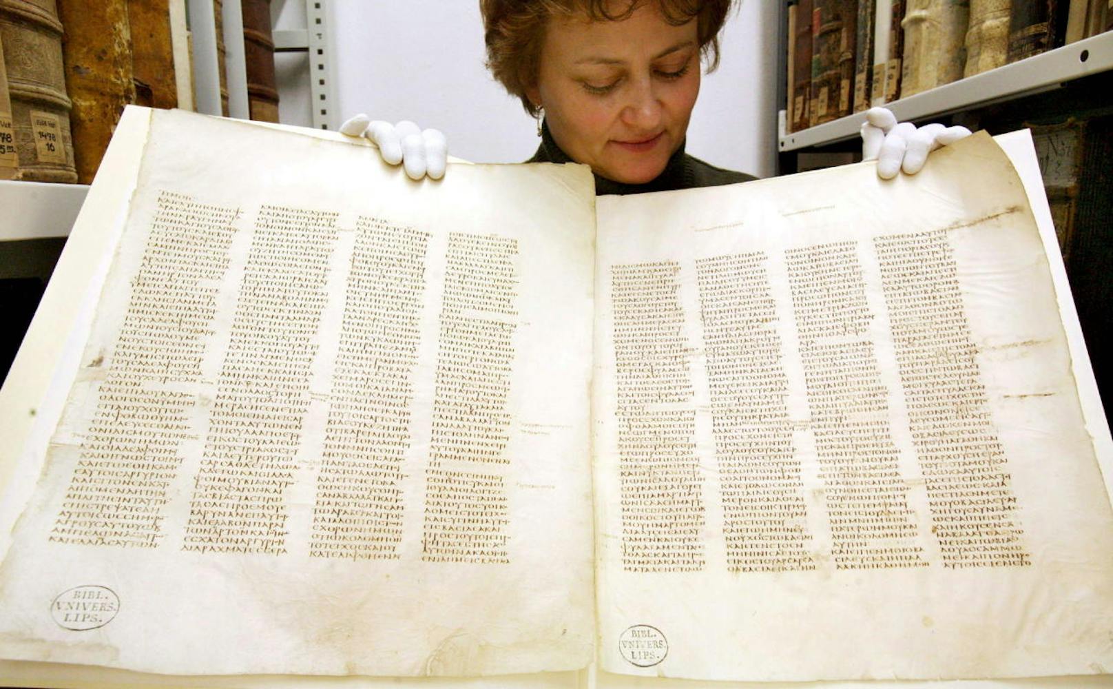 1844 wurde in der umfassenden Sammlung des Klosters der "Codex Sinaiticus" entdeckt. Die fast vollständig erhaltene Bibelhandschrift stammt aus dem 4. Jahrhundert und ist somit eine der ältesten Version der heiligen Texte.