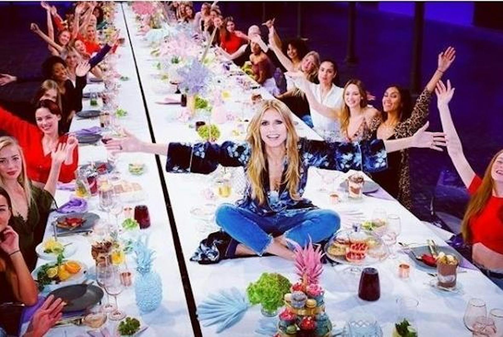 04.11.2018: Heidi Klum zeigt den ersten Blick auf die möglichen Kandidaten von "Germany's Next Topmodel" 2019. Mit den 50 Finalistinnen hat sie gemeinsam in Berlin gegessen.