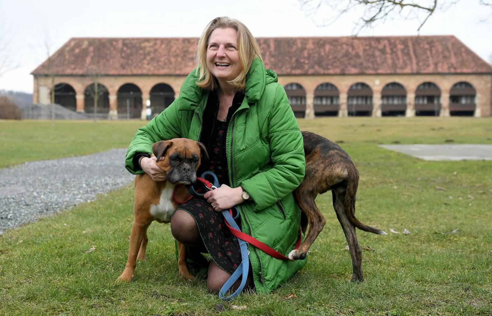 Außenministerin Karin Kneissl brachte ihre beiden Hunde mit.