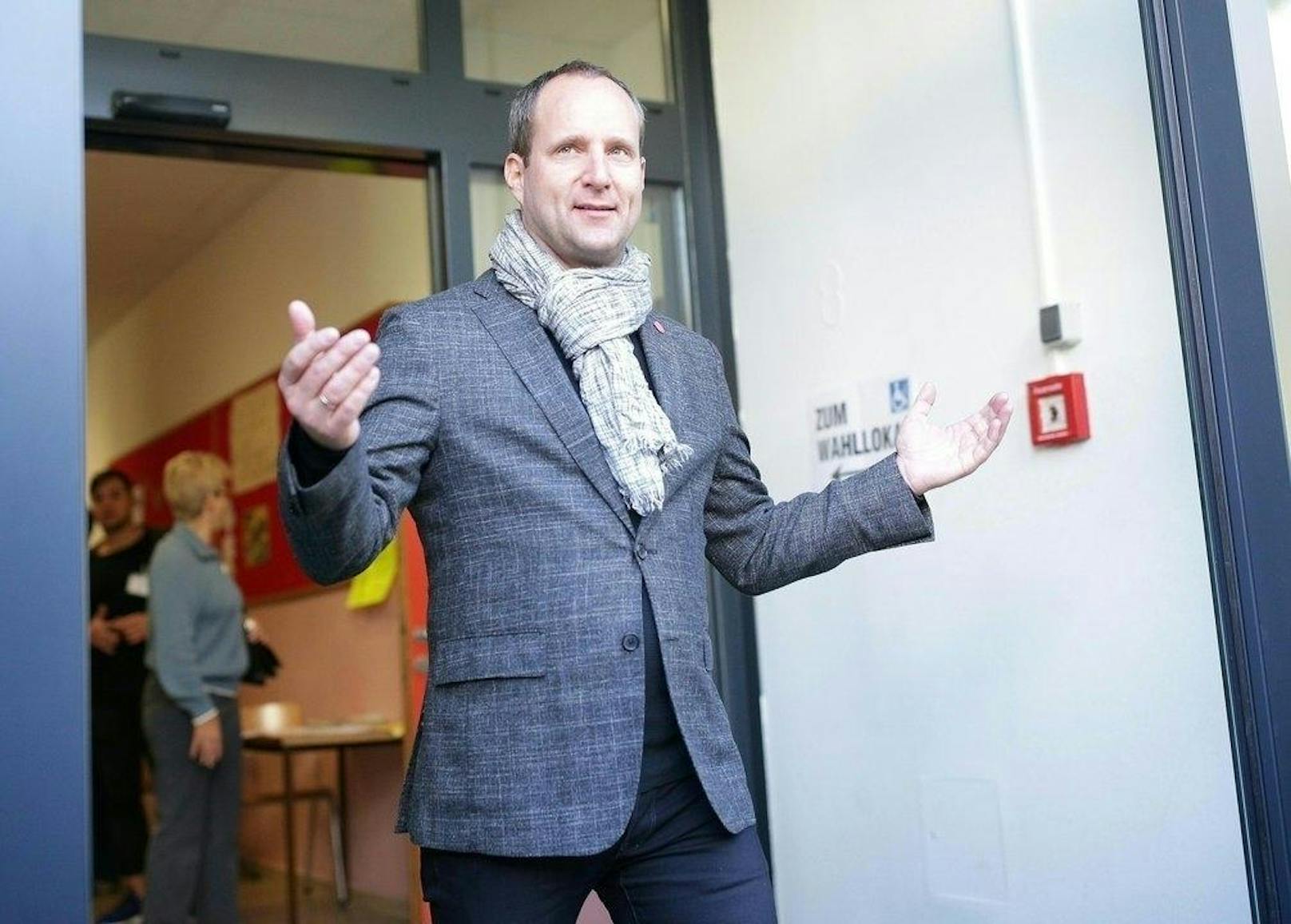 NEOS-Chef Matthias Strolz nach seinem Wahlgang