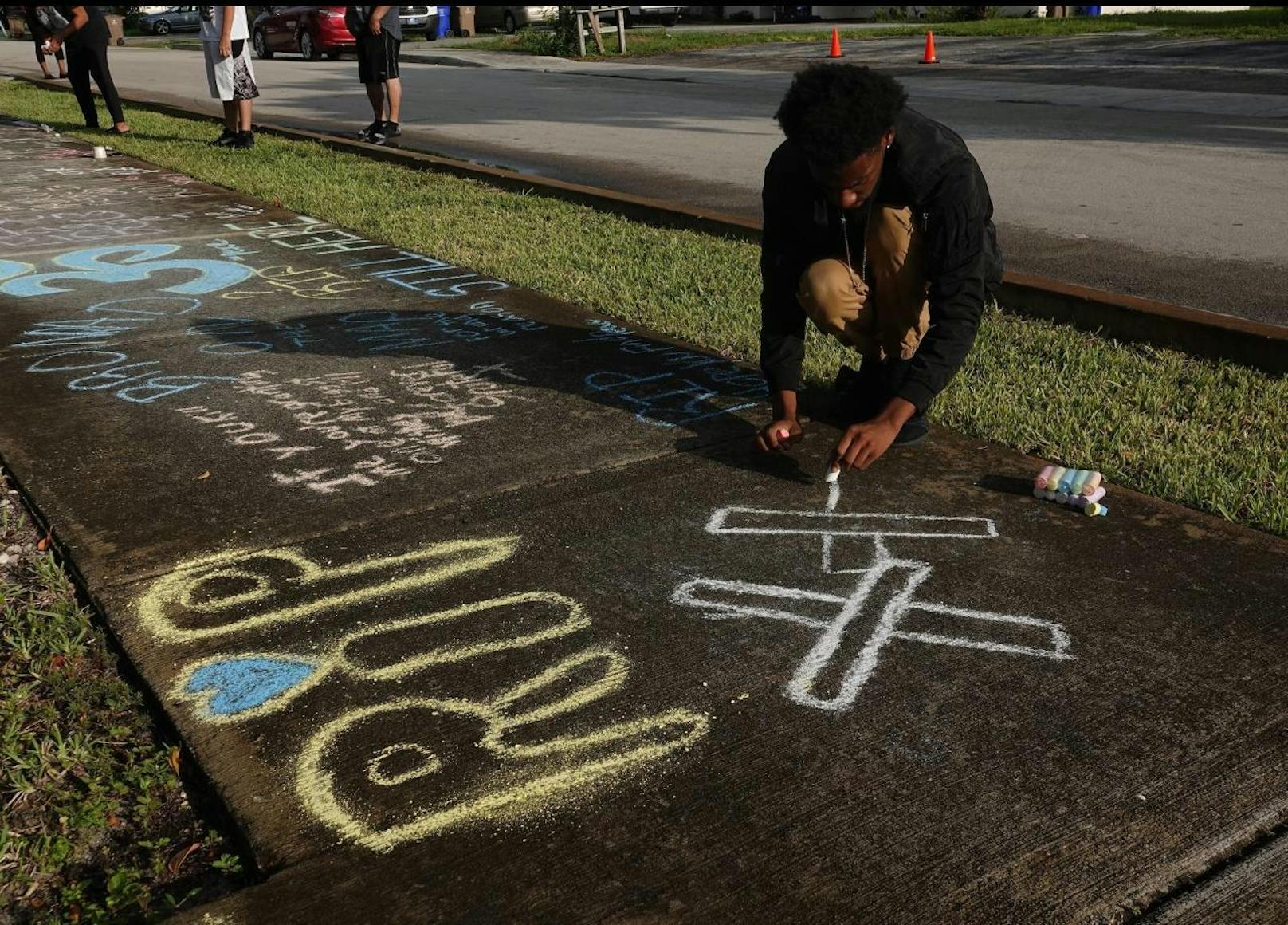 Trauer um XXXTentacion: Fans hinterlassen Bilder am Gehsteig vor dem Riva Motorsports Shop in Pompano Beach, wo der Rapper erschossen wurde