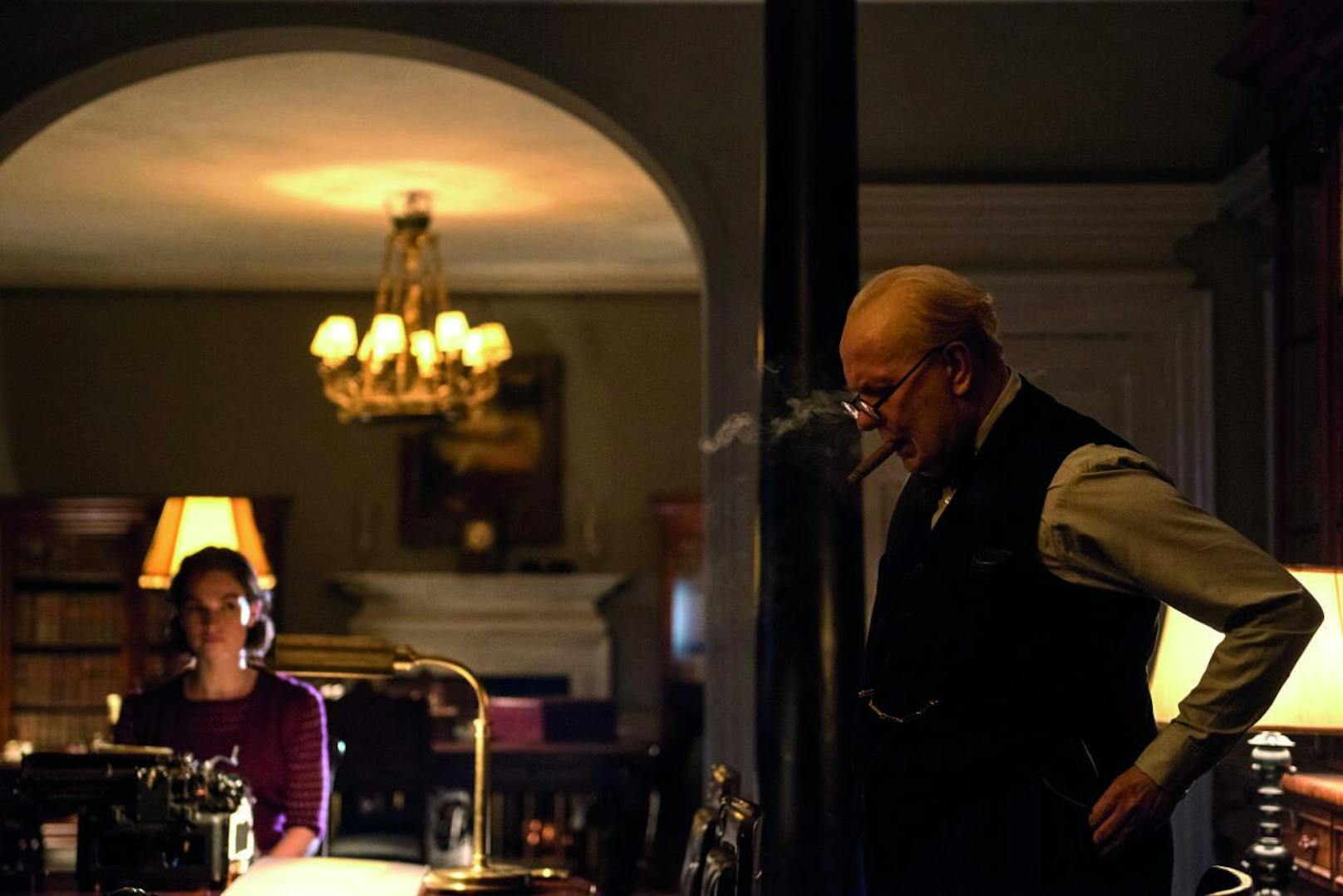Lily James als Elizabeth Layton und Gary Oldman as Winston Churchill in "Die dunkelste Stunde" (Bild: Focus Features/Jack English)