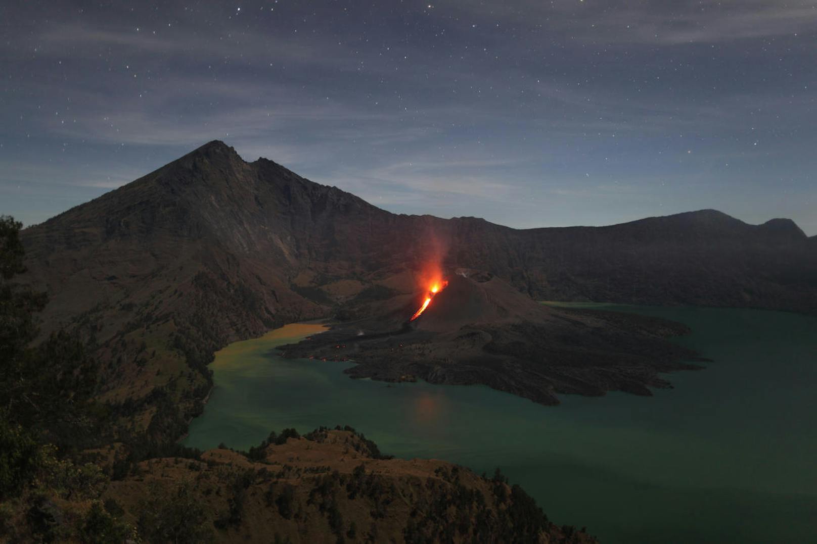 Der Vulkan Rinjani mit dem Kratersee bei einer früheren Eruption. Archivbild, 2015