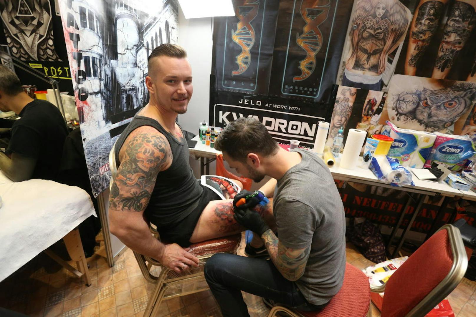Hellboy-Fan Flo (29) nützt die Tattoo Convention Vienna, um sich den roten Anti-Helden in den Oberschenkel stechen zu lassen.
