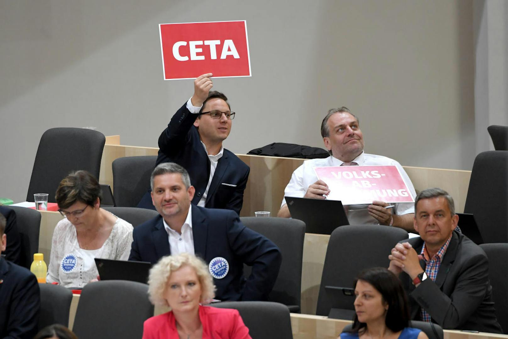 Der Abgeordnete Christian Kovacevic (SPÖ) mit einem Schild zu CETA im Rahmen der Nationalratssitzung. 
