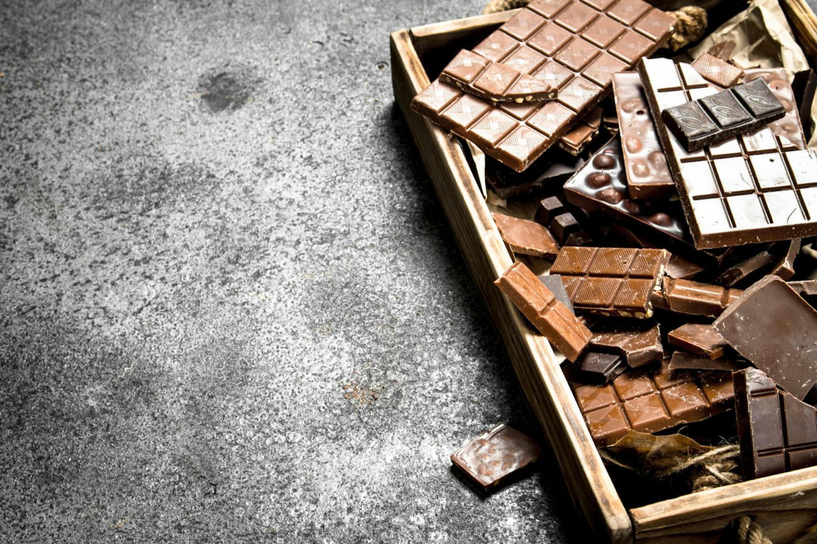 Beim Konsum von dunkler Schokolade vermehren sich die guten Bakterien im Darm, nicht die schlechten, die Blähungen und Verstopfung verursachen können.