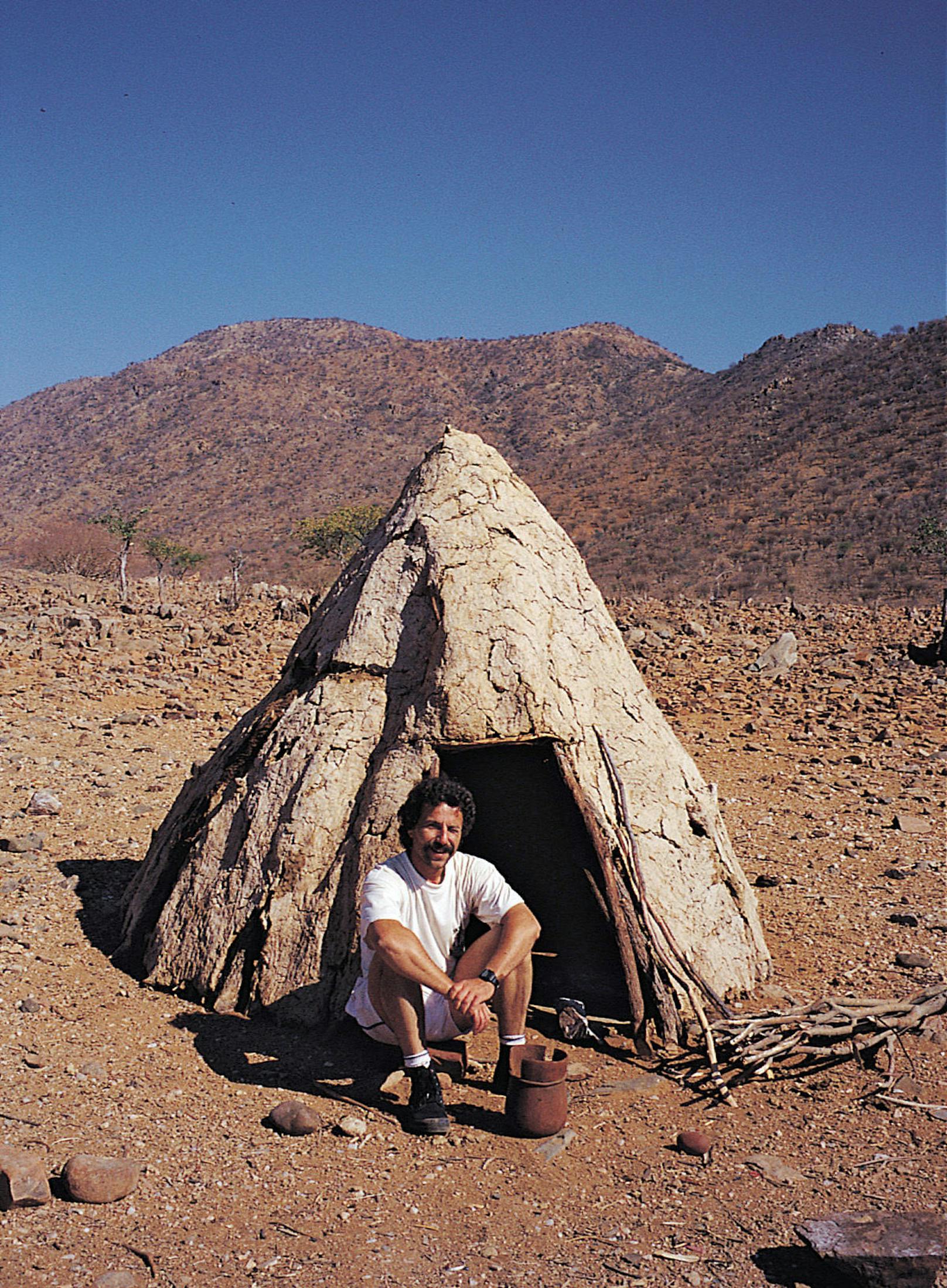 Vor einer Himba-Hütte in Angola.