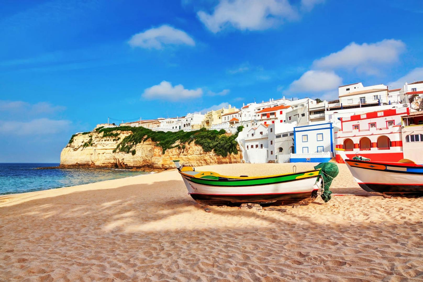 <b>Algarve, Portugal: </b>Wer dem Winterchaos entfliehen und einige Tage bei strahlendem Sonnenschein verbringen möchte, findet mit der Algarve-Küste ein nahegelegenes und preiswertes Urlaubsziel. In der südlichsten Region Portugals werden nämlich europaweit die meisten Sonnenstunden gezählt, sodass hier zu jeder Jahreszeit wahre Frühlingsgefühle geweckt werden.