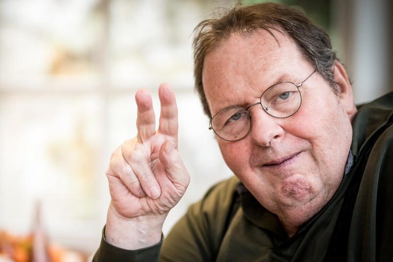 Ottfried Fischer leidet seit Jahren an Parkinson, doch die Krankheit definiert ihn nicht. Für 2020 plant er seine Hochzeit. Der Kabarettist und Schauspieler im Dezember 2019 in seinem Haus in Passau.