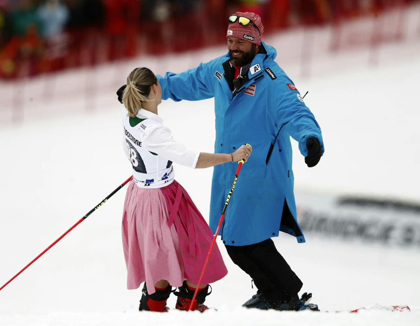 Michaela Kirchgasser verabschiedet sich im Kleid vom Ski-Weltcup.