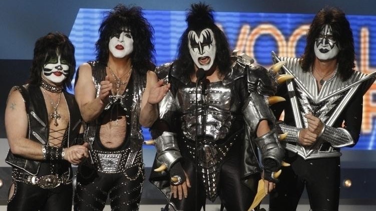 Auch sie fallen nicht nur musikalisch auf: KISS.