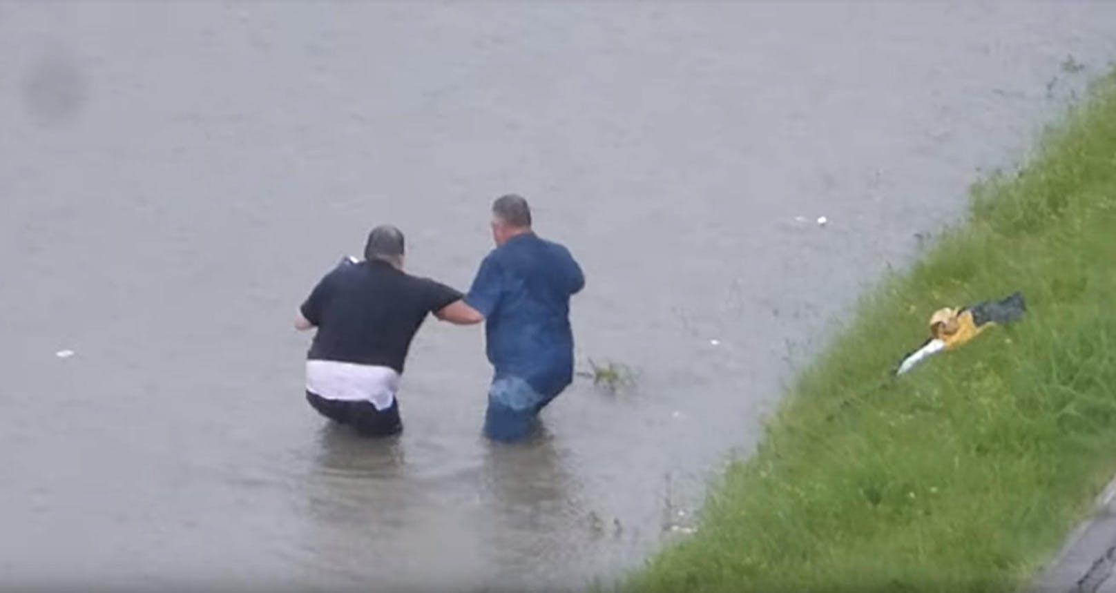 Ein Mann musste von der überfluteten Schnellstraße geholt werden.