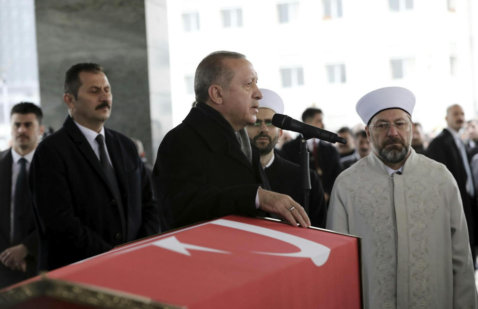 Für den türkischen Präsidenten Recep Tayyip Erdogan sind die Mitglieder der syrisch-kurdischen Partei PYD mit ihrem bewaffneten Arm YPG ebenso "Terroristen" wie die Mitglieder der kurdischen Arbeiterpartei PKK in der Türkei.