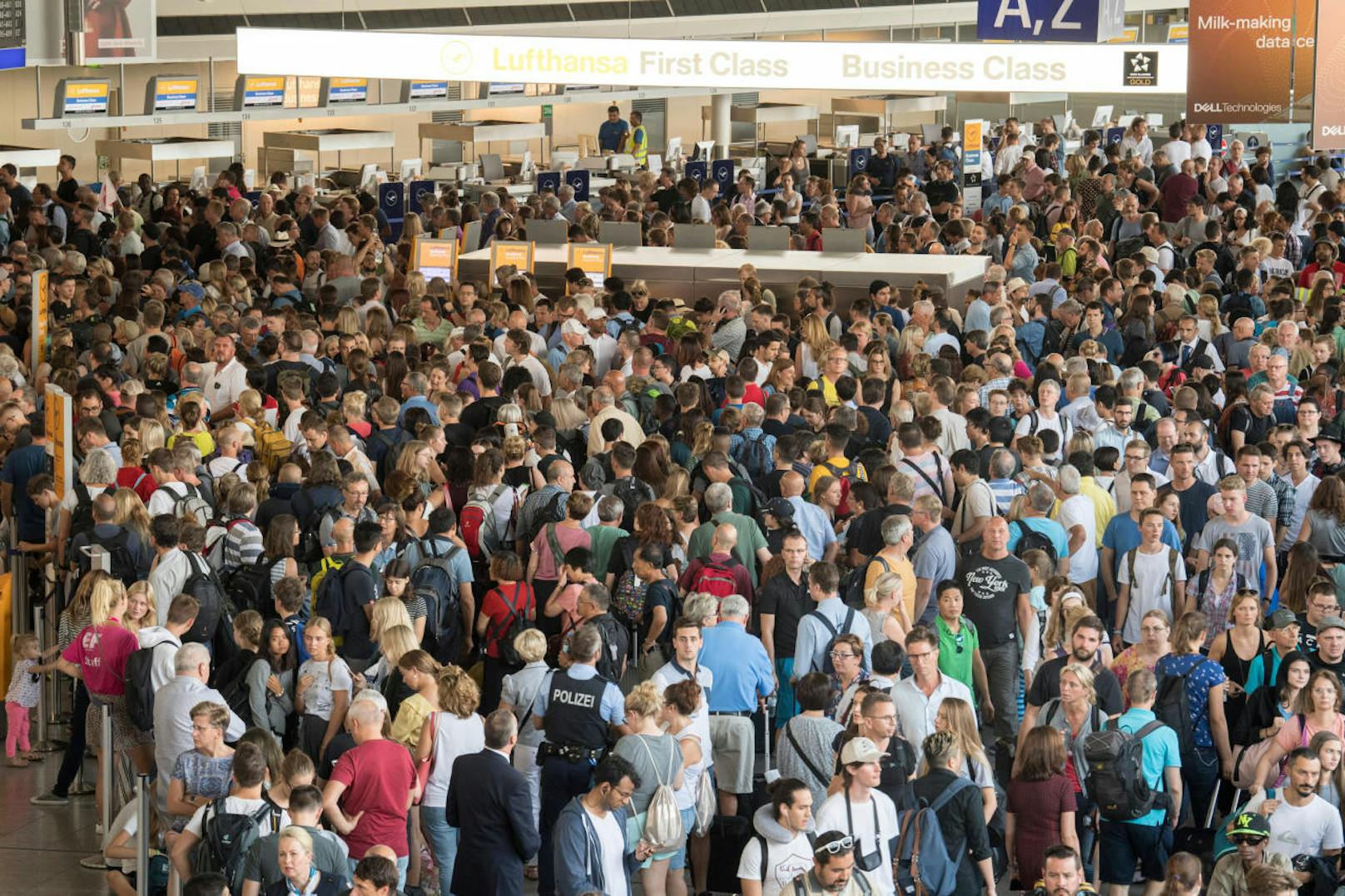 Polizisten und Passagiere stehen in Halle A im Terminal 1 des Flughafens Frankfurt. Am Flughafen läuft eine Teilräumung in einem der Abfertigungsgebäude. Grund dafür ist laut Bundespolizei ein Vorfall an der Sicherheitskontrolle, mindestens eine Person ist unberechtigt in den Sicherheitsbereich gelangt. 