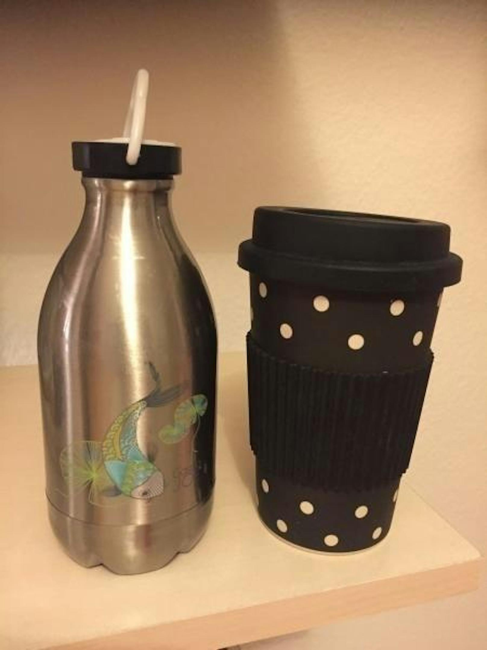 Ein guter Tipp sind auch Wasserflaschen oder wiederverwendbare Coffee-to-go-Becher.