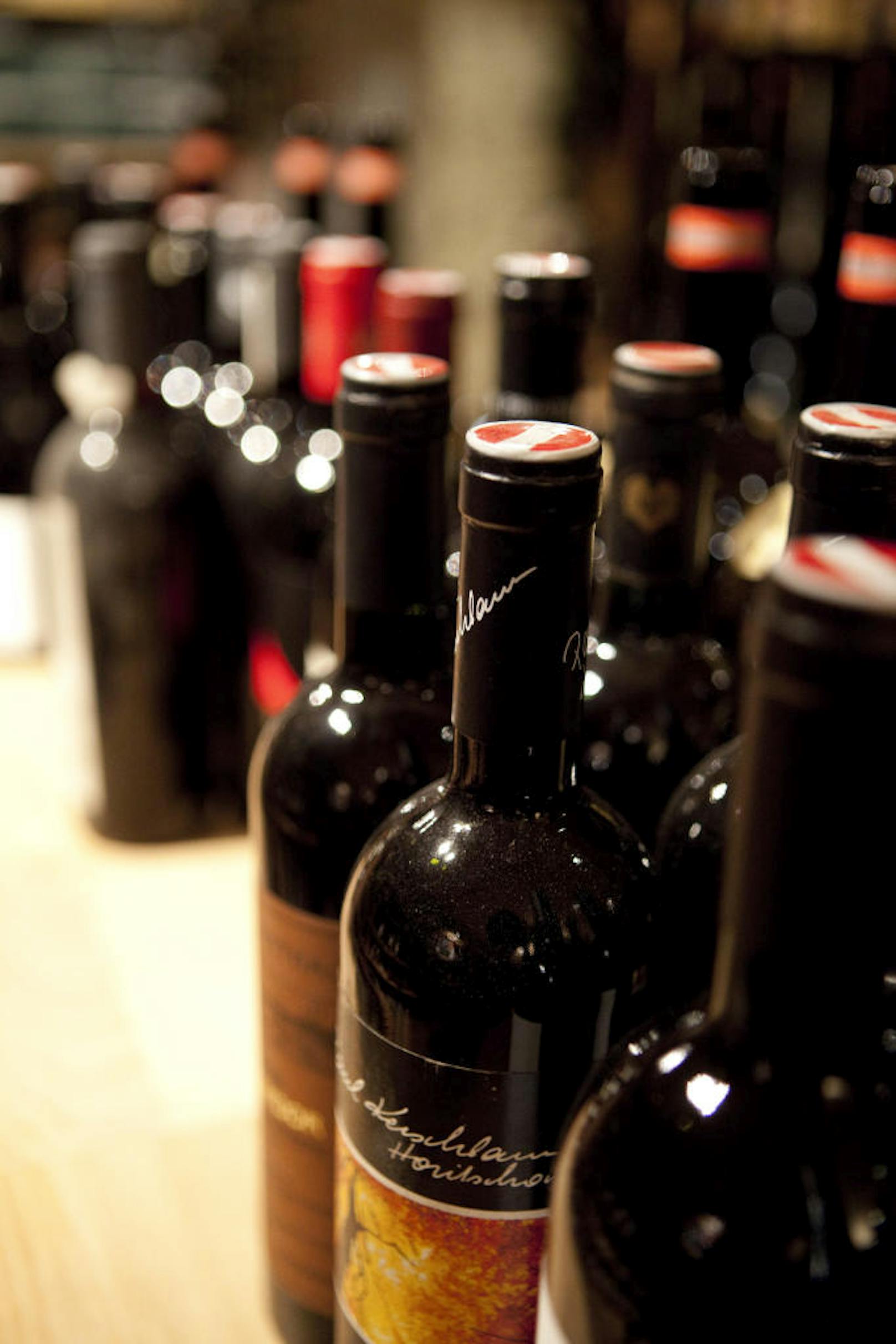 Im weltberühmten Steirereck wird die Spezialität "Rotes Blut" als eigens für das Lokal hergestellten Schaumwein aus einer "alten, autochthonen Sorte" Trauben angepriesen - laut "Falter" ein Etikettenschwindel.