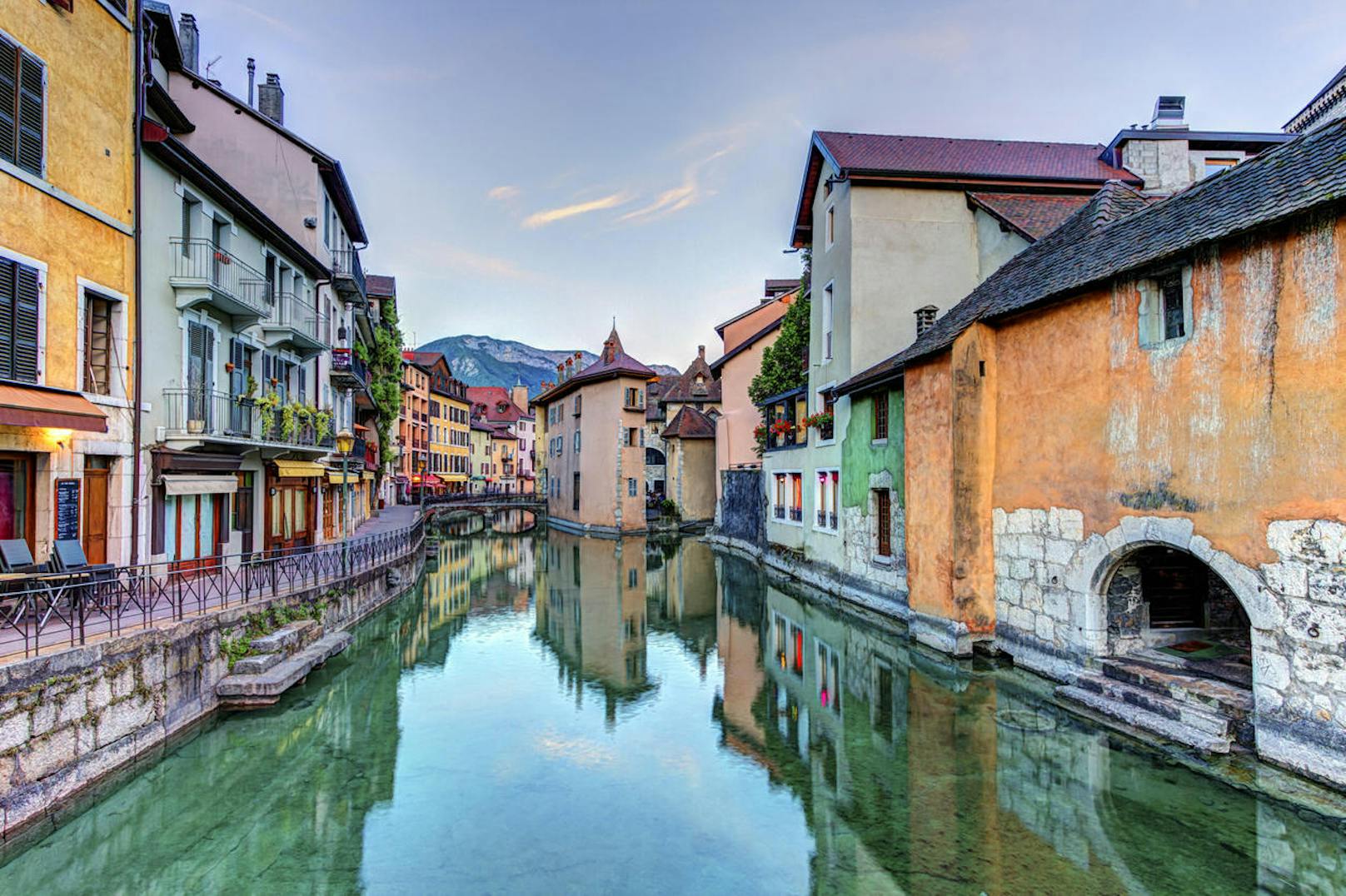 <b>Alternative:</b> Die ostfranzösische Kleinstadt Annecy wird aufgrund ihrer pittoresken Kanäle, die durch die Altstadt führen, oft als "Venedig der Alpen" bezeichnet.