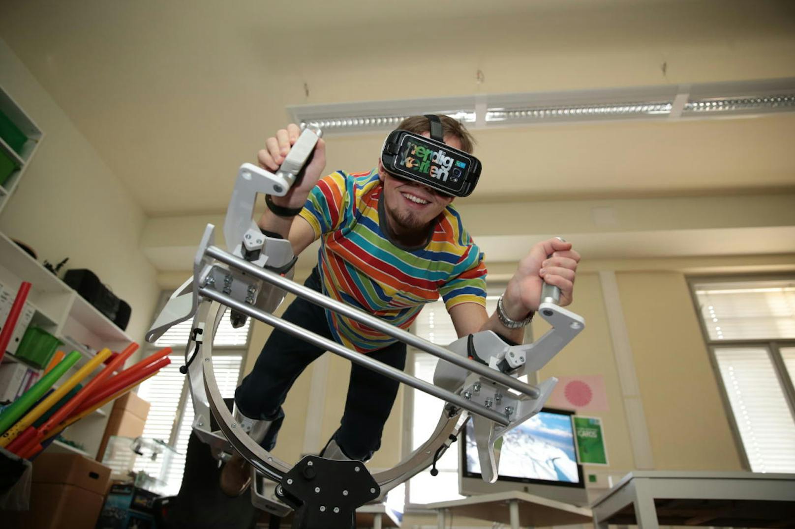 Fliegen wie das Christkind kann man mit dem Gerät "Icaros" - über Virtual Reality-Brille wird die 3D-Landschaft eingeblendet, gesteuert wird über Verlagerung des Körpers. Fabian Aigner (21) vom "Museum der Nerdigkeiten" zeigt vor, wie's gemacht wird.
