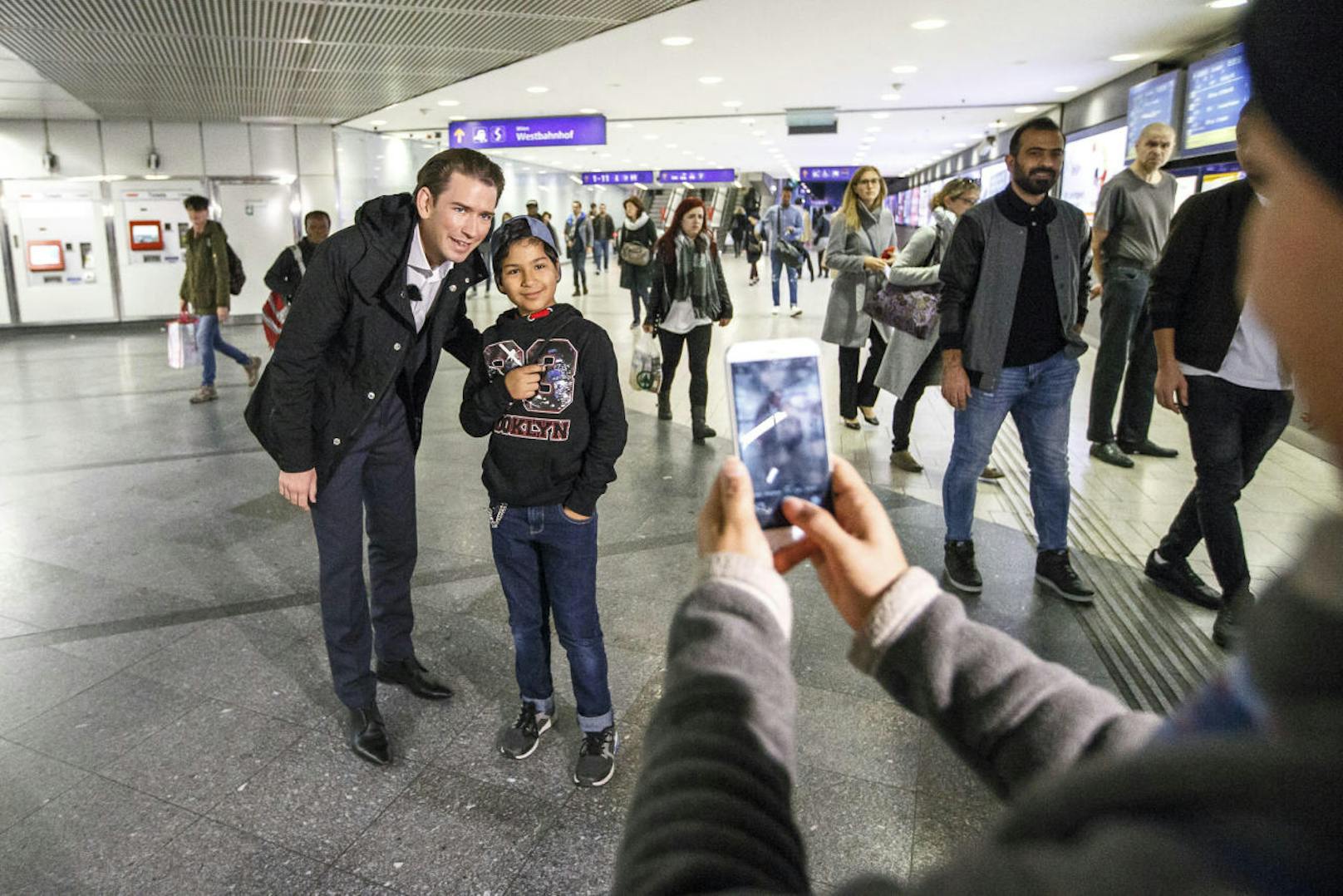 Andrang in der U-Bahn: Jeder will ein Selfie mit Kurz