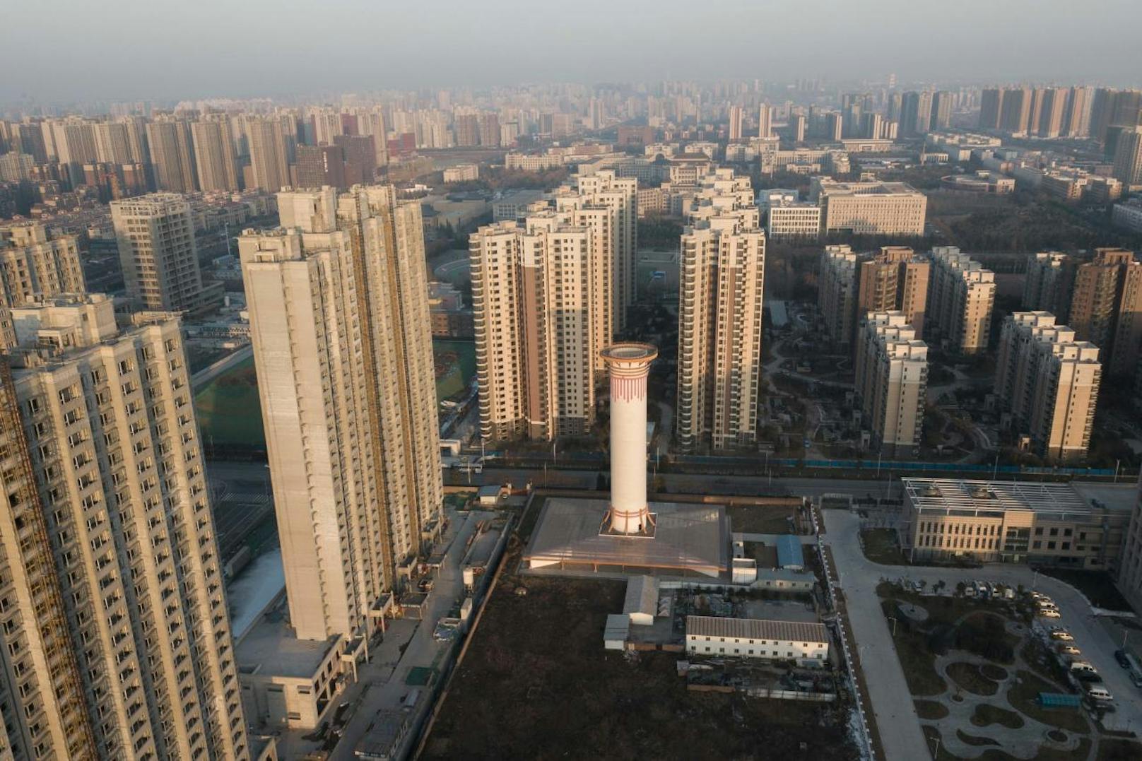 Der solarbetriebene Luftreiniger steht zwischen Hochhäusern am Stadtrand von Xi'an. Er kann zwischen fünf und 18 Millionen Kubikmeter Luft pro Tag reinigen, je nach Wetter, Jahreszeit und dem Niveau der Umweltbelastung.