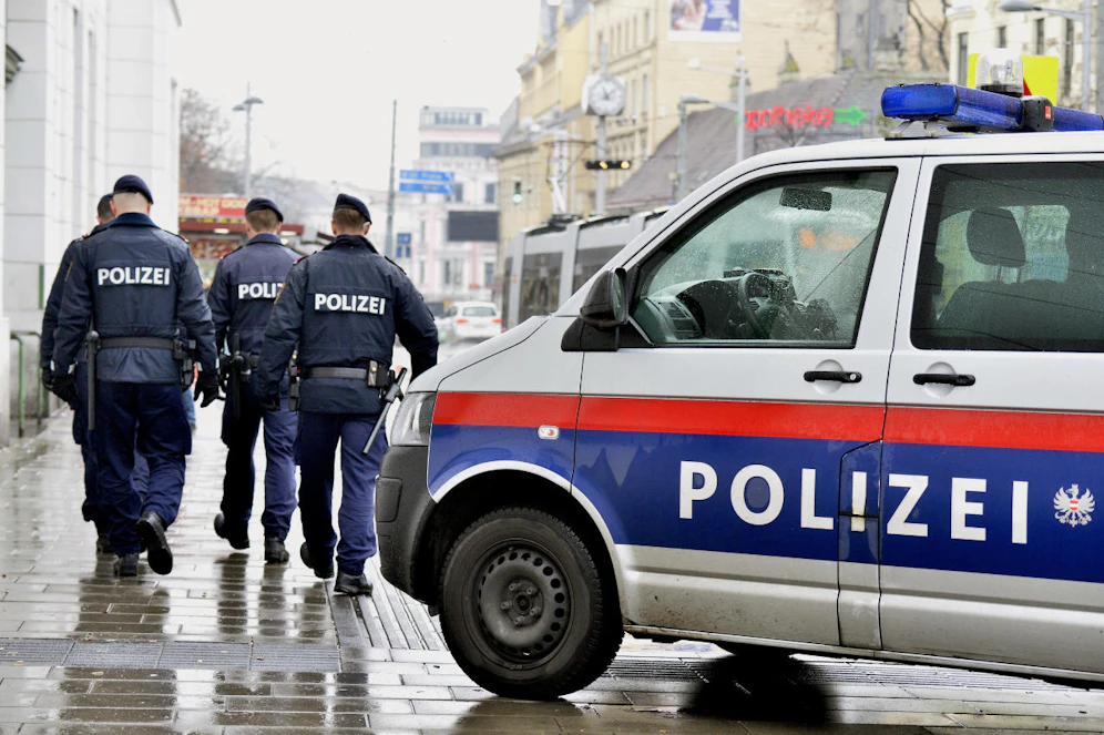 Die Polizei sucht nach zwei Verdächtigen nach einer Messerstecherei.