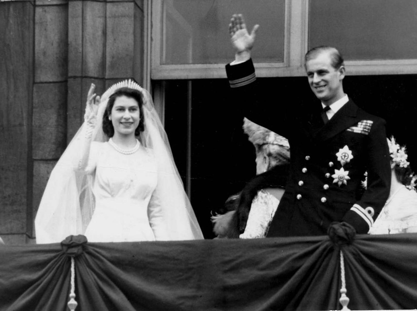 Elizabeth und Philip sind verwandt. Er ist ihr Cousin dritten Grades.

Foto: 
20. November 1947. Am Balkon des Buckingham Palace zeigen sich Prinzessin Elizabeth und ihr frisch angetrauter Prinz Philip.