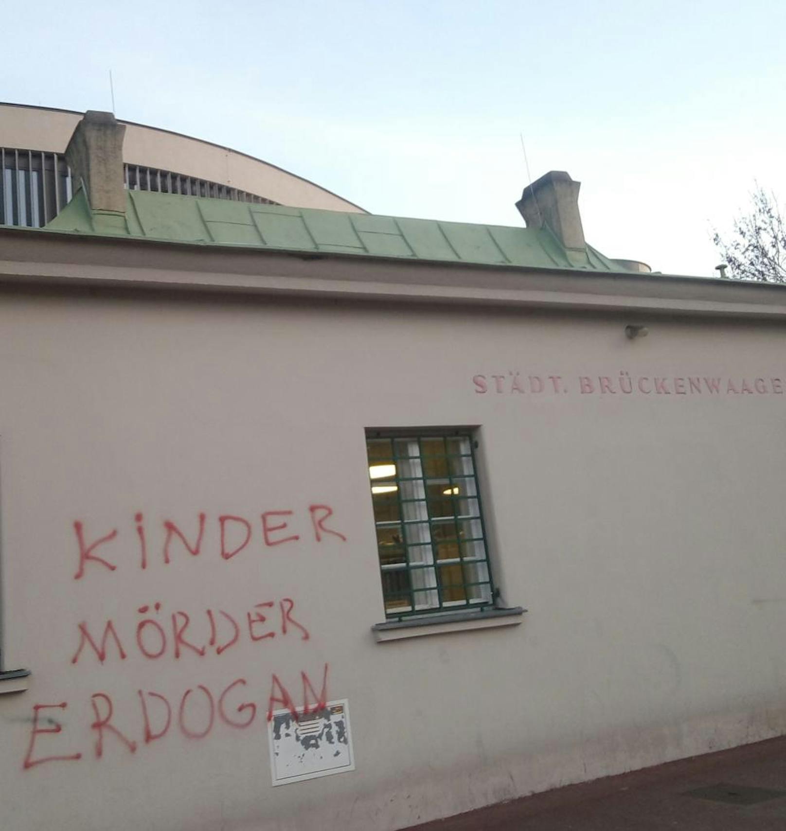 Die städtische Brückenwaage bei der Bücherei in Simmering wurde Opfer einer Sprayer-Attacke.