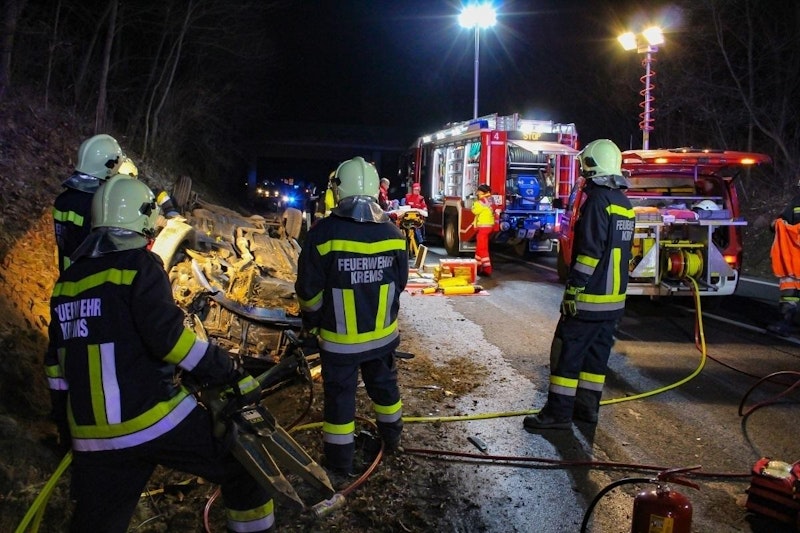 Der Wagen blieb unglücklich im Graben liegen, der Lenker war eingeschlossen.