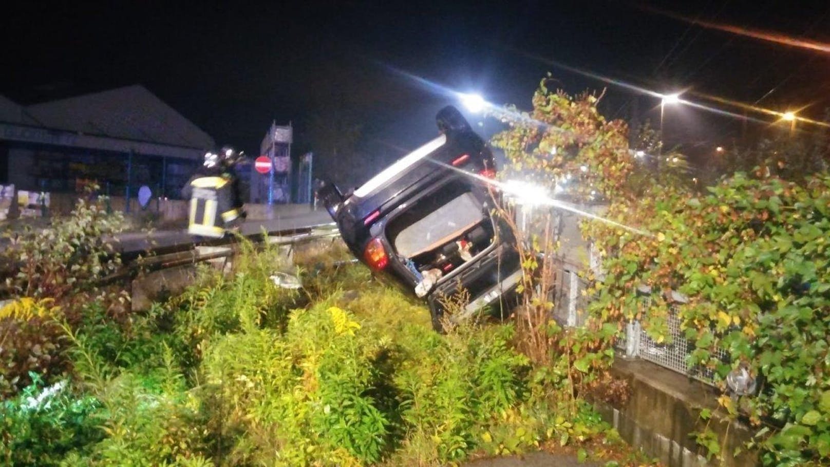 Der Wagen wurde ausgehebelt und landete zwischen Bahngleisen und der Straße am Dach.