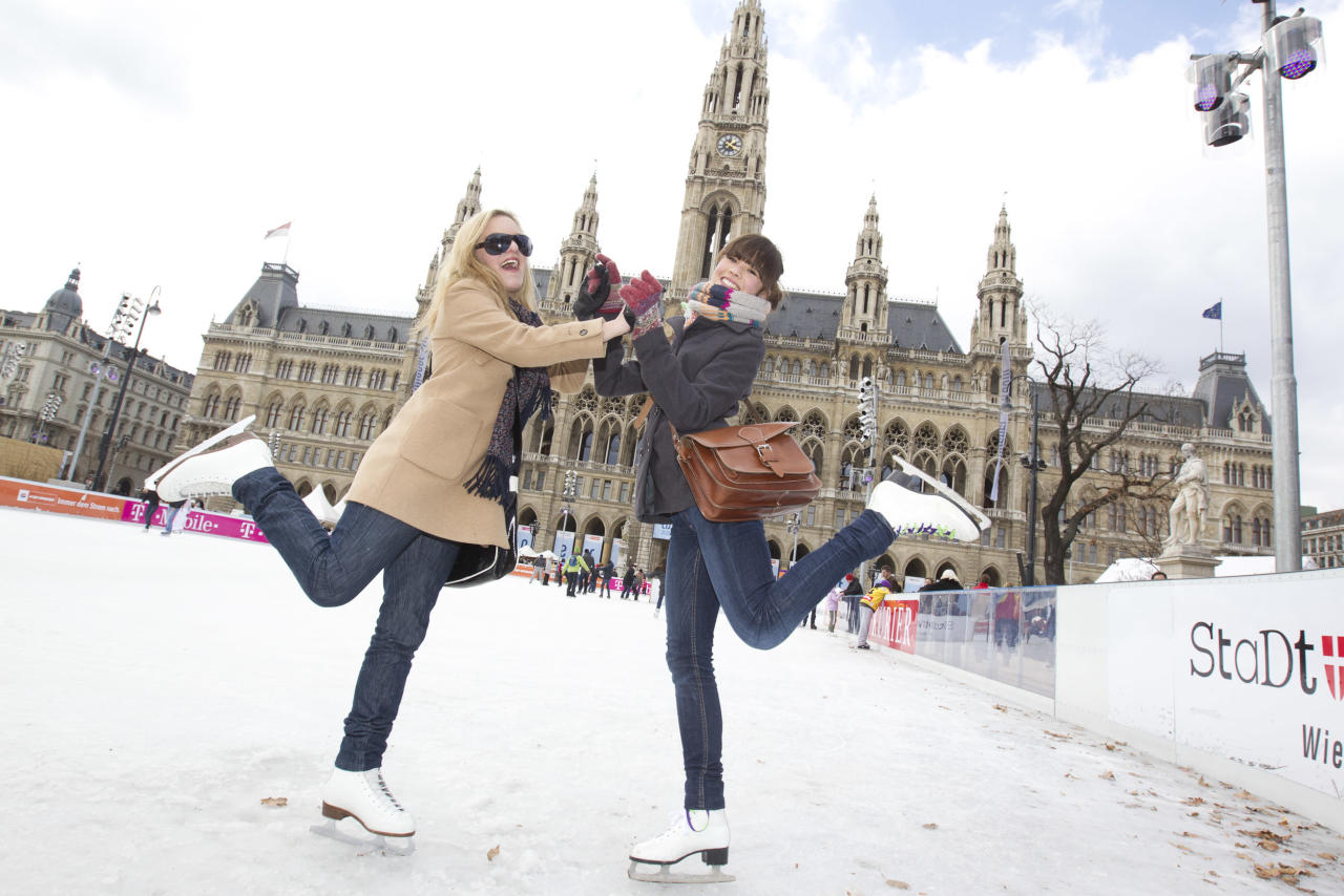 Von 20. Jänner bis inklusive 4. März 2018 von 10 bis 22 Uhr hat der Wiener Eistraum am Rathausplatz wieder geöffnet. Am 19. Jänner ab 17 Uhr gibts zur Eröffnung Gratis-Eislaufen. Hier sehen Sie Impressionen der vergangenen Jahre.