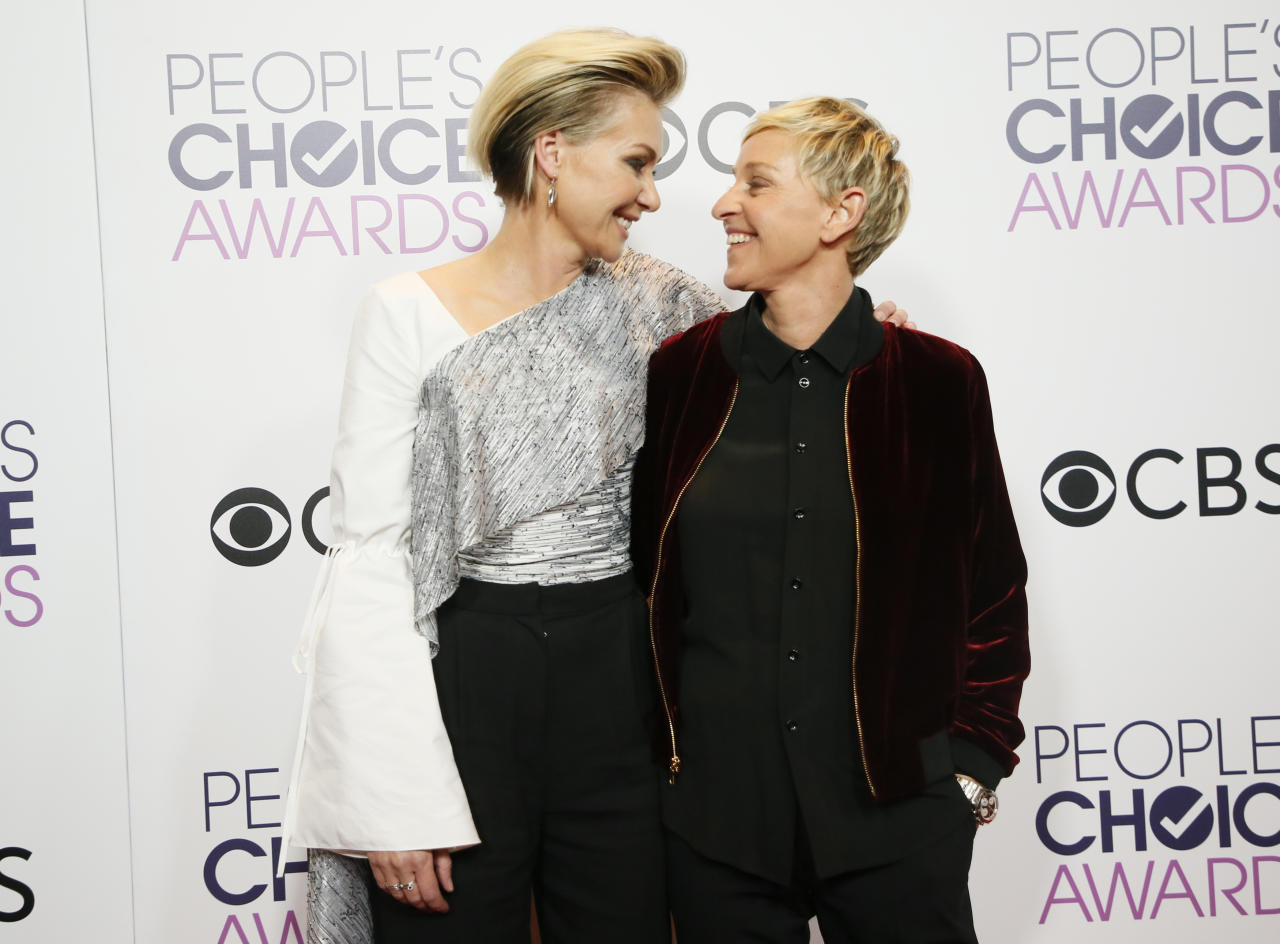 Hinter Talk-Star <strong>Ellen DeGeneres</strong> und ihrer Frau <strong>Portia de Rossi</strong>(li.) liegt ein nervenaufreibendes Wochenende.<br>