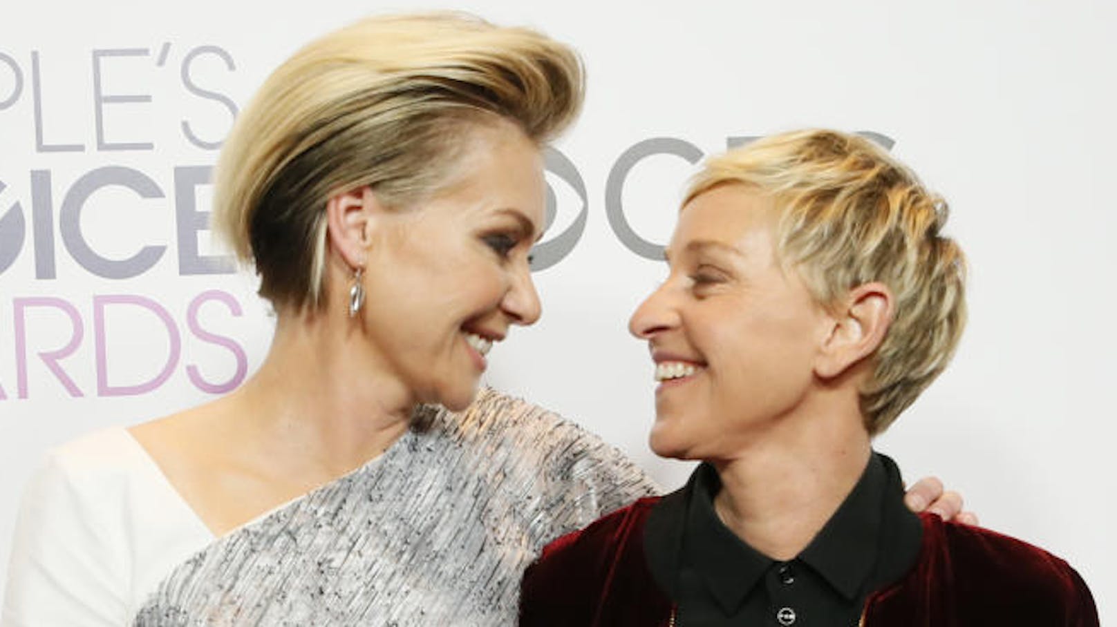 Hinter Talk-Star <strong>Ellen DeGeneres</strong> und ihrer Frau <strong>Portia de Rossi </strong>(li.) liegt ein nervenaufreibendes Wochenende.<br>