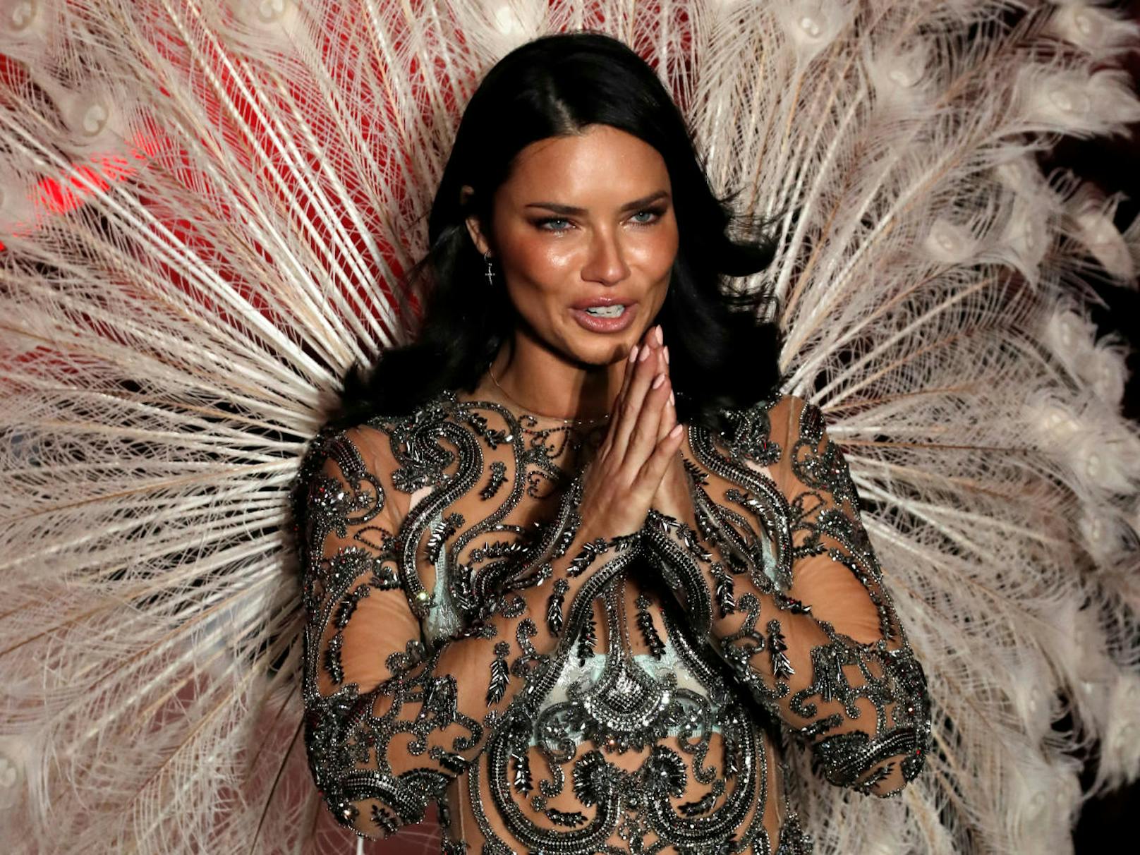 Victoria's Secret Engel Adriana Lima durfte die große Show in New York beenden - mit weißen Pfauenfedern und dicken Krokodilstränen.