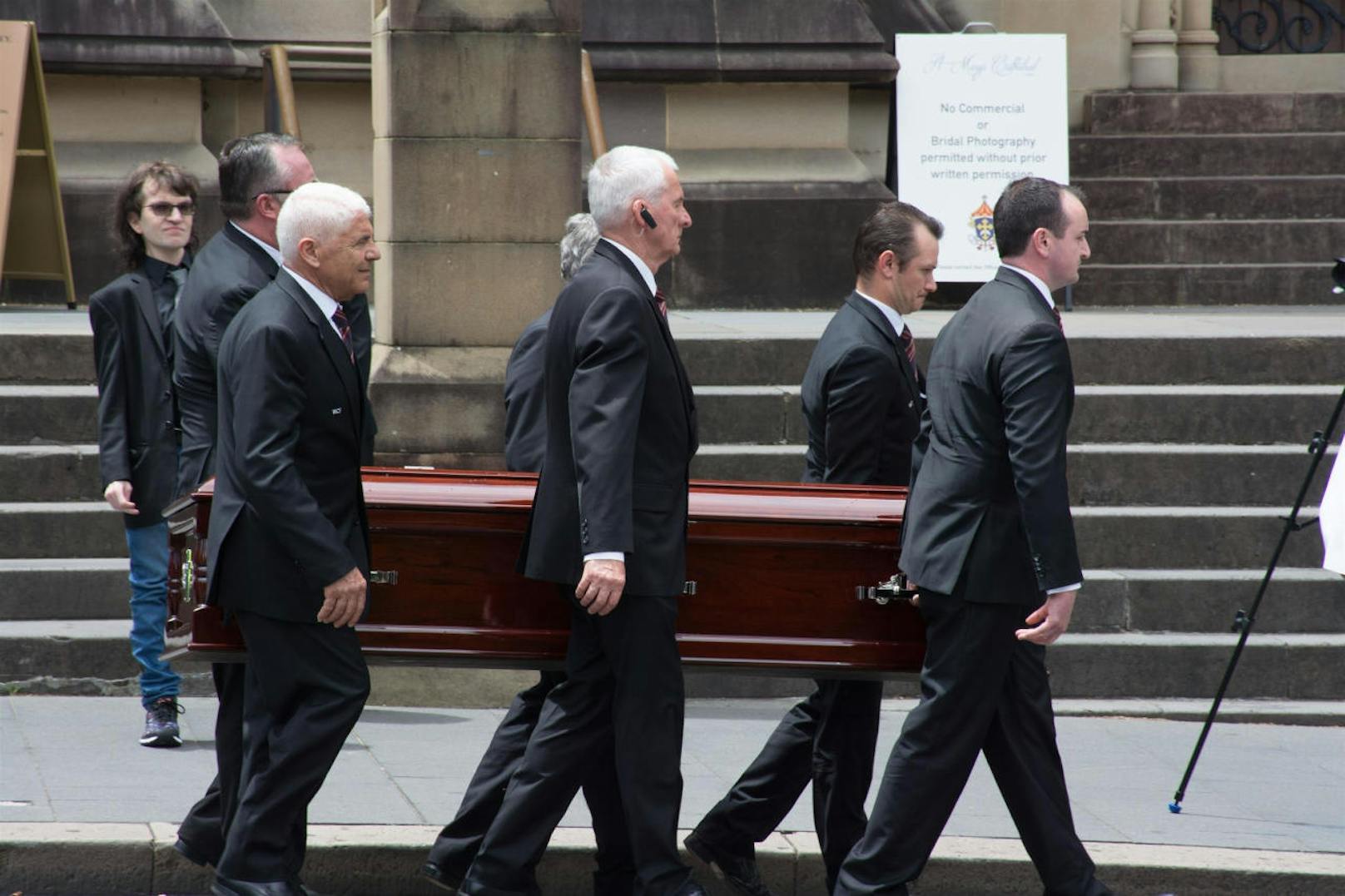 Die Trauerfeier für Malcolm Young fand am Dienstag Vormittag in der St. Mary's Cathedral in Sydney statt.
