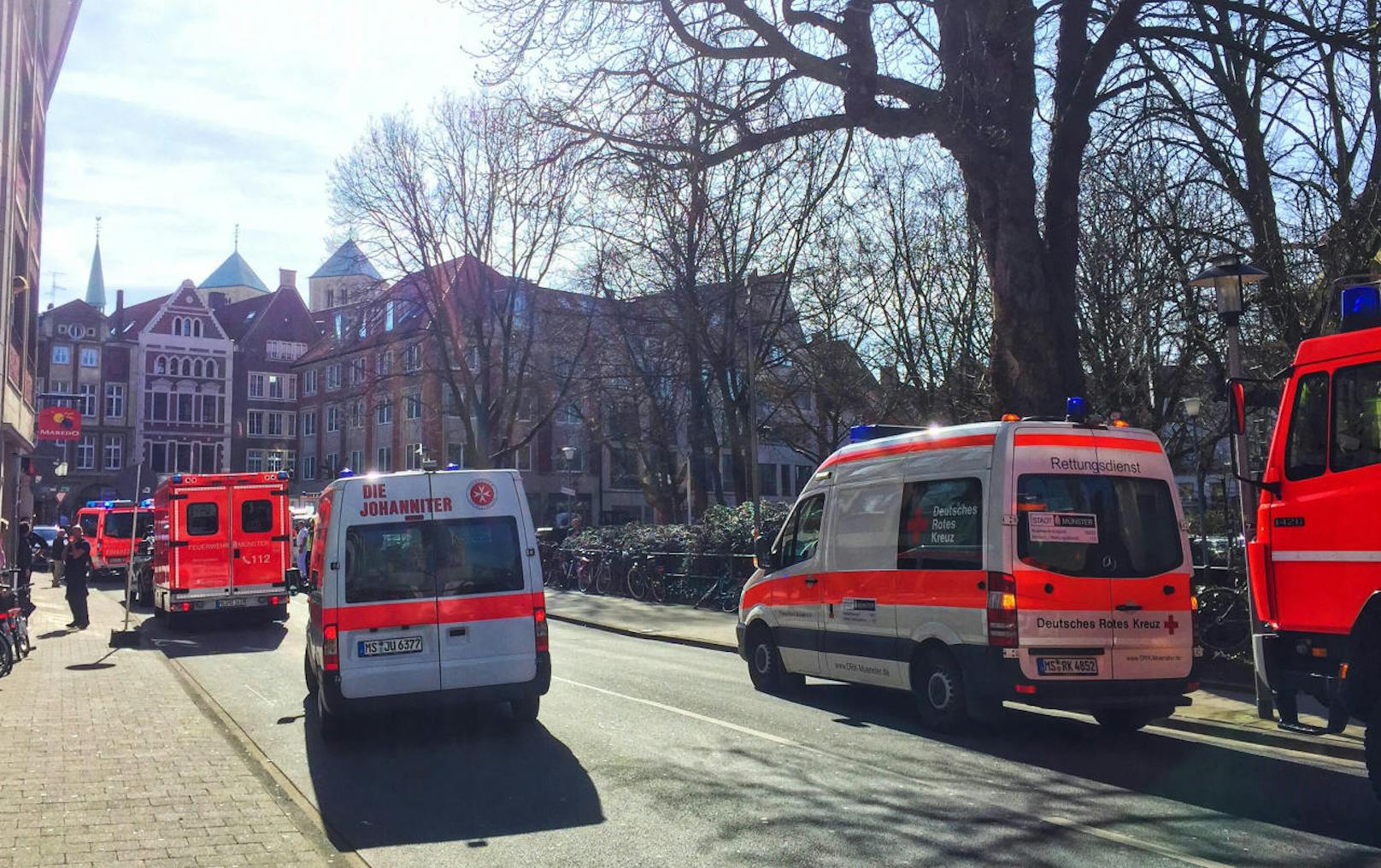 Fahrzeuge der Rettungsdienste und Feuerwehr stehen in der Innenstadt. In Münster sind am Samstag mehrere Menschen gestorben, als ein Auto in eine Menschenmenge fuhr. 