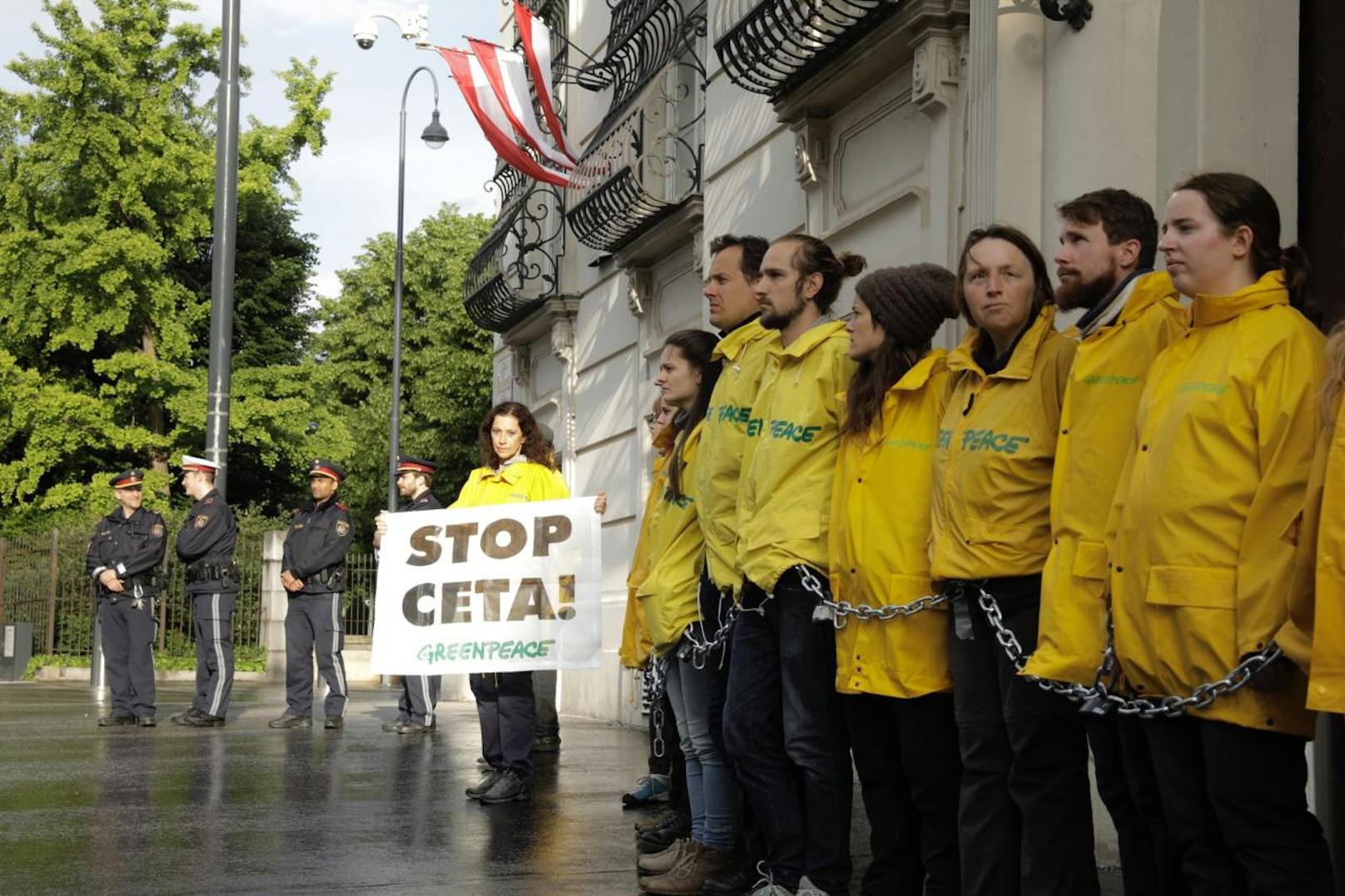 Seit sieben Uhr Früh blockieren rund 30 Aktivisten der Umweltschutzorganisation Greenpeace den Zugang zum Bundeskanzleramt.