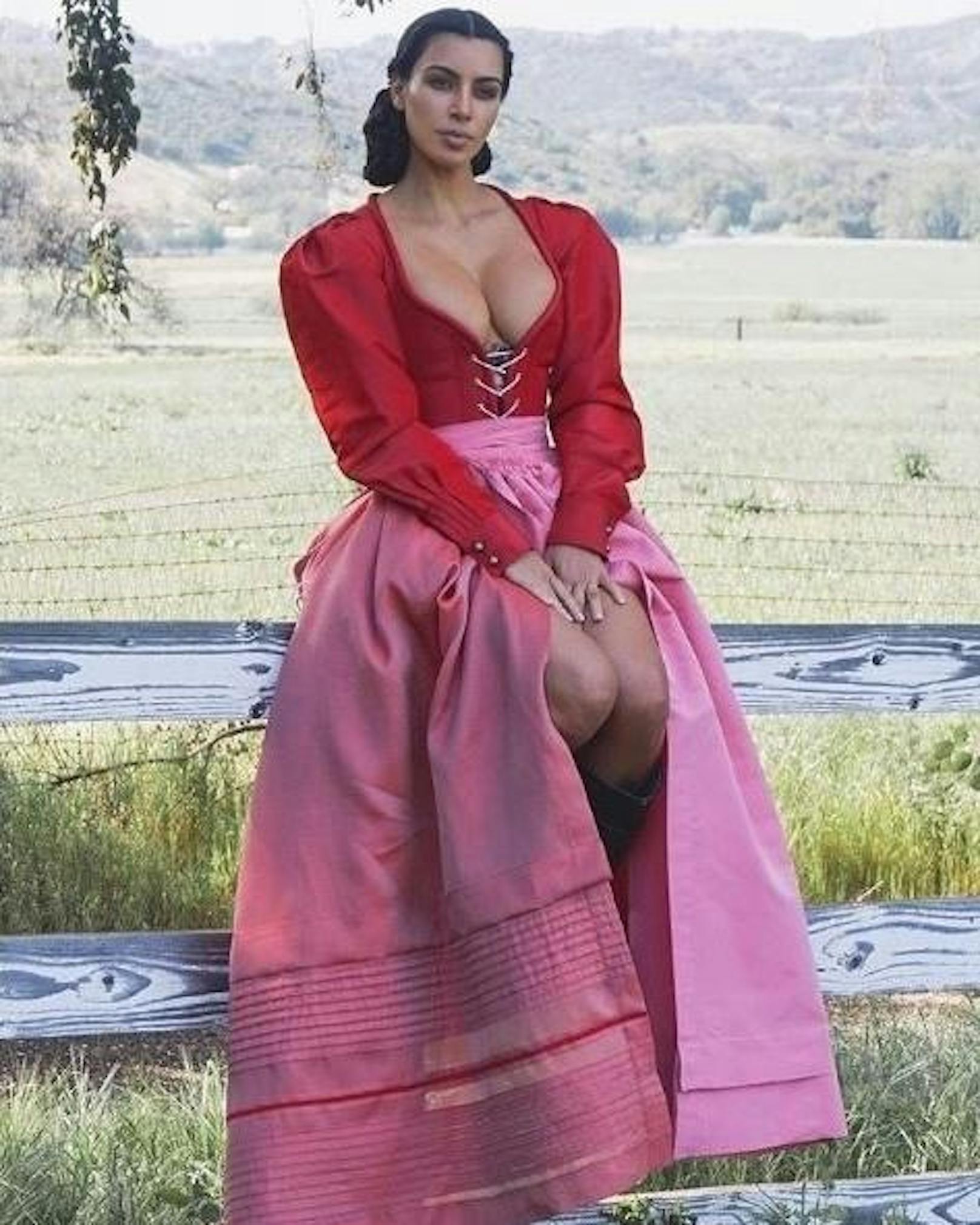16.09.2018: Kim Kardashian zeigt sich auf Instagram in einem Dirndl mit knallroter, recht ausladender Bluse sowie rosafarbenem Rock. So wartet sie auf die neue Staffel der TV-Sendung "The Handmaids Tale".