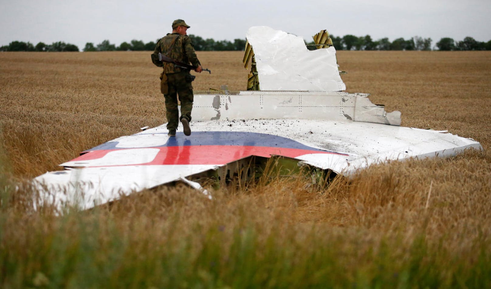 Ein russischer Soldat steht an der Unglücksstelle, wo die Malaysia Airlines Boeing 777 im Juli 2014 abgestürzt war.