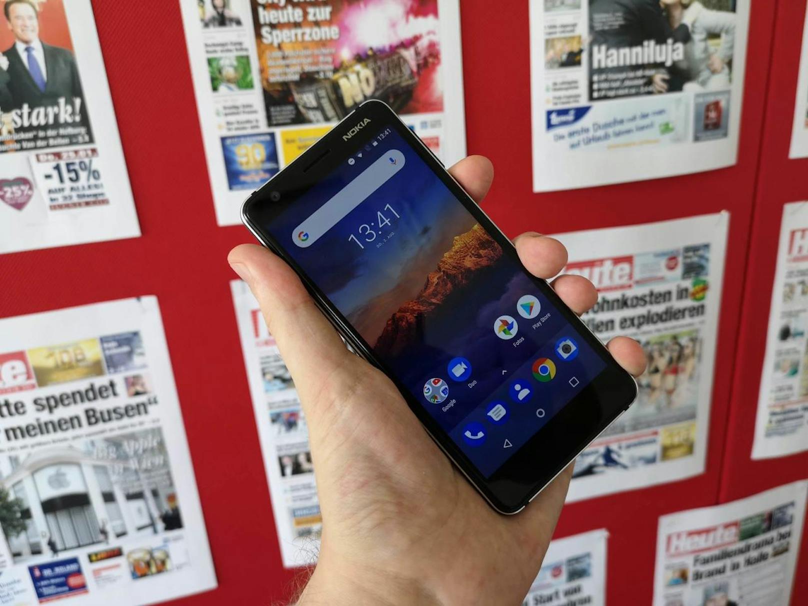 Für 159 Euro liefert HMD Global einen Android-Einsteiger ab, der bei der Kamera überrascht. Daneben gibt es aber typische Einsteiger-Ausstattung. Das neue Nokia 3.1 gibt es in den drei Farbkombis Blau-Kupfer, Schwarz-Chrom und Weiß-Silber.
