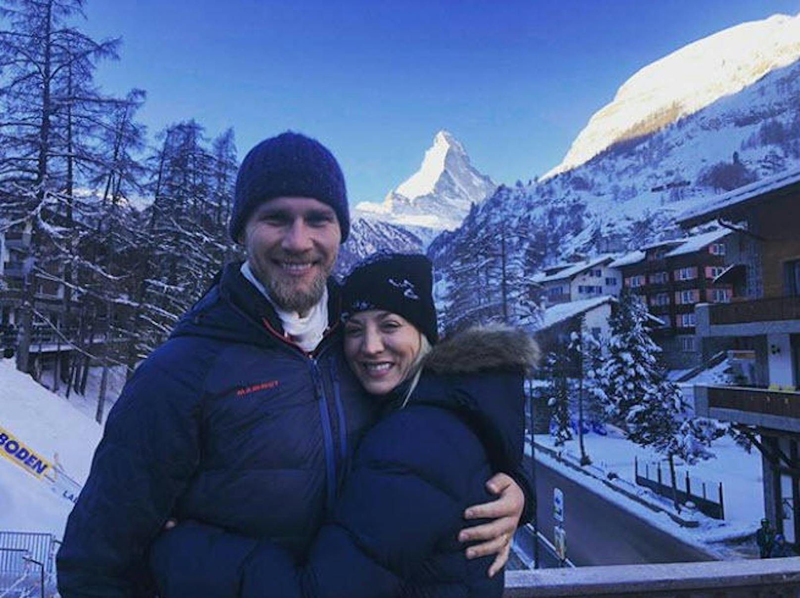 15.12.2018: Kaley Cuoco und Karl Cook haben im Juni geheiratet, nun verbringen sie ihre Flitterwochen im verschneiten Schatten des Matterhorns.