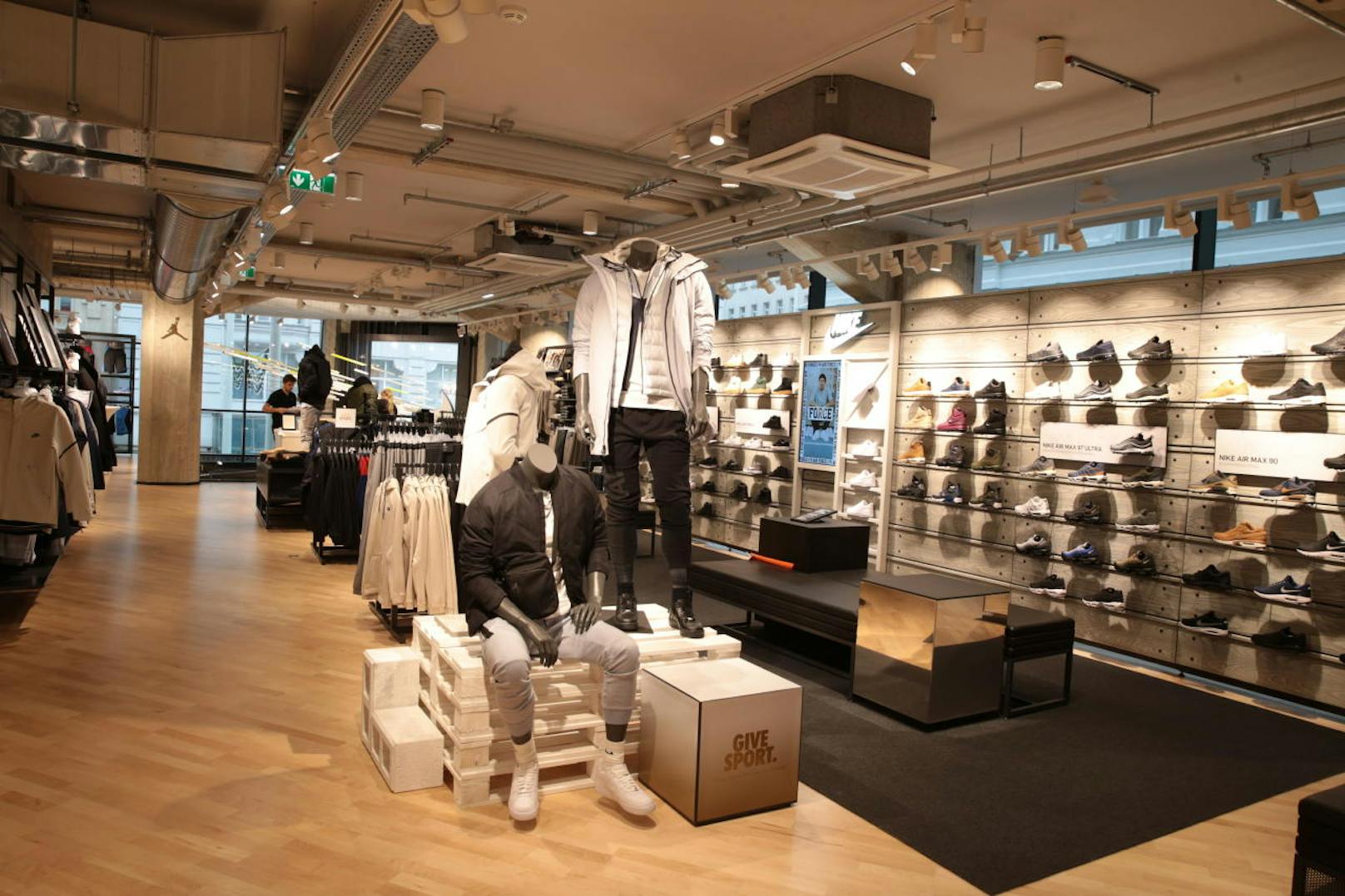 Neuer Nike Shop auf der Wiener Mahü! Im ehemaligen Slama-Haus gibt es jetzt einen Flagship-Store.