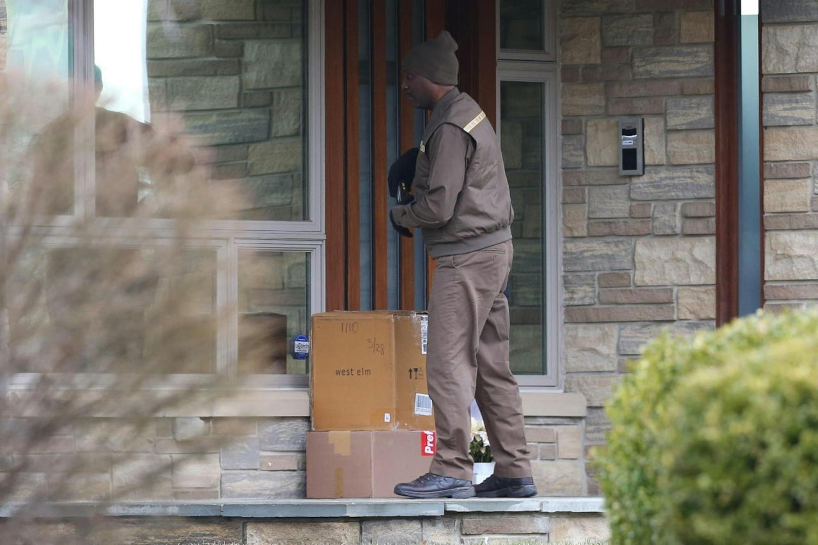 Die ersten Geschenke trudeln ein: Ein Bote liefert Schachteln und eine Blumenvase bei Tristans Haus außerhalb von Cleveland ab