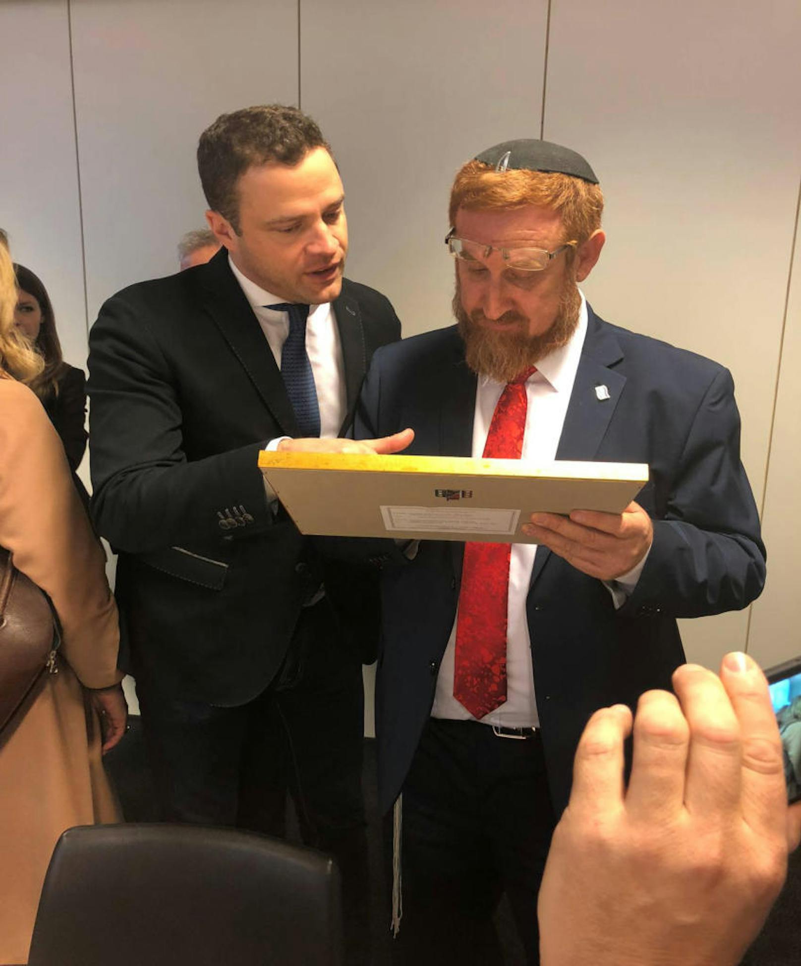 "Wir hatten die Gelegenheit zu einem intensiven Arbeitsgespräch, bei dem Rabbi Glick betonte, dass er sich für die Wiederaufnahme bilateraler Gespräche zwischen Israel und Österreich weiterhin einsetzen werde", so Gudenus.