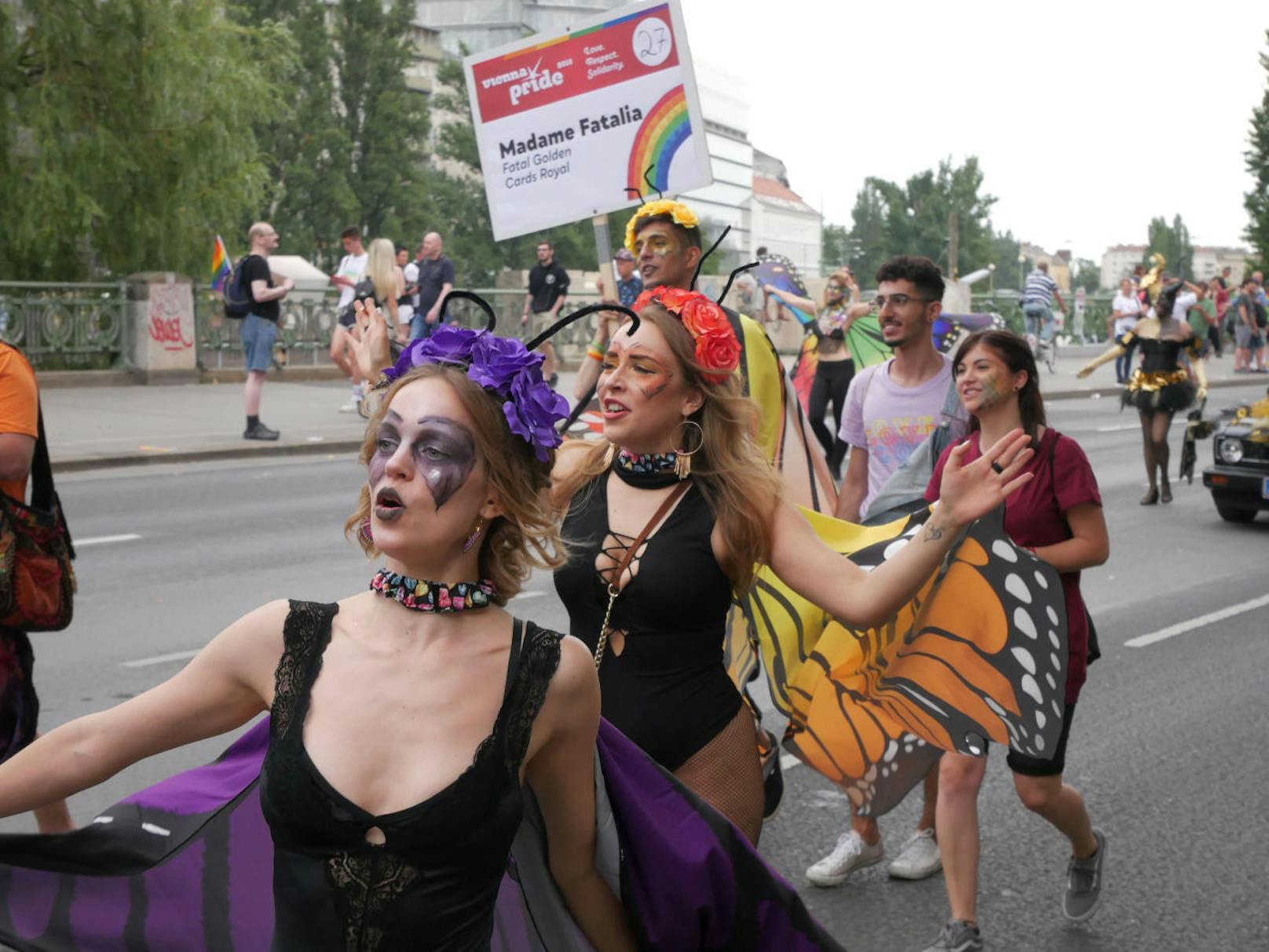 Laute Musik, schrille Outfits und Protest für die Rechte von LGBTQ-Personen: Das ist die Regenbogenparade 2018.
