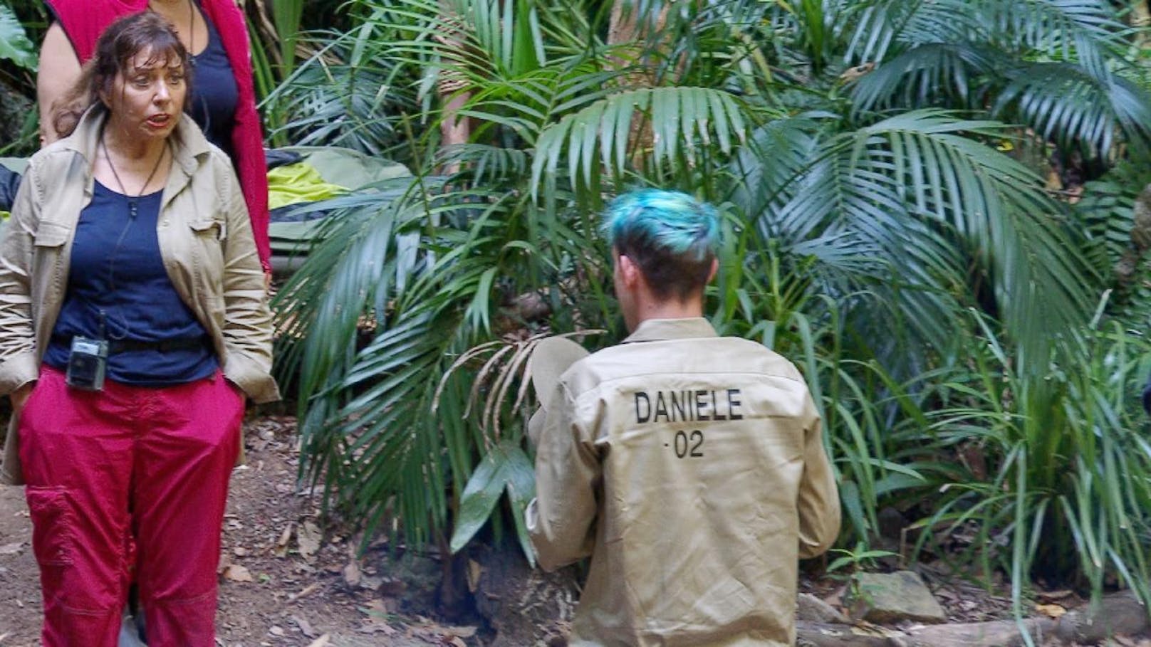 Daniele wirft Tina vor, von RTL Hilfsmittel zu bekommen, um die Dschungelstrapazen besser überstehen zu können.
