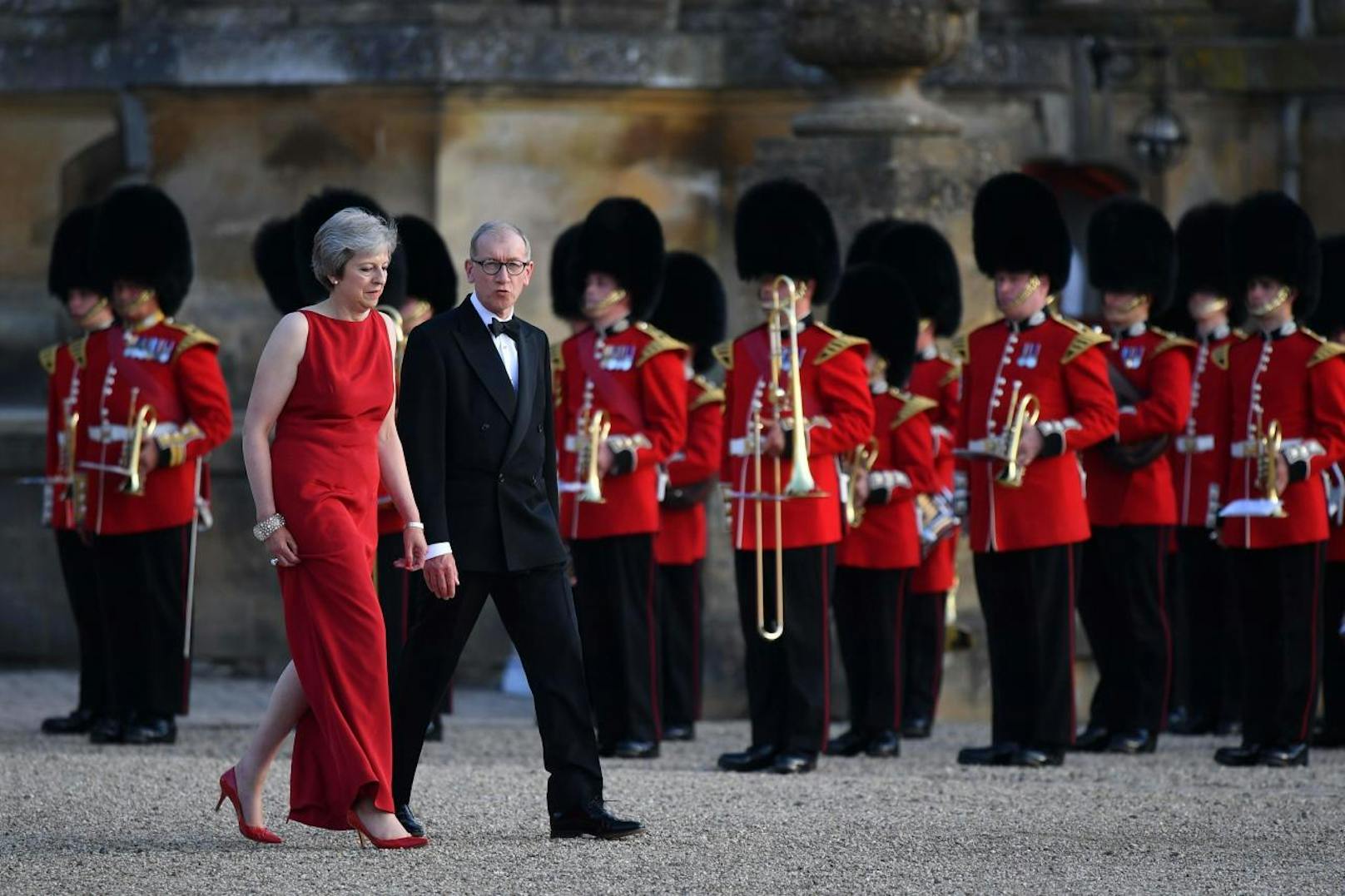 First <b>Lady Melania</b> und US-Präsident <b>Donald Trump</b> wurden von Premierministerin <b>Theresa May</b> und ihrem Gatten <b>Philip May</b> auf den Stufen von Blenheim Palace, dem Geburtsort von Winston Churchill zum Staatsdinner empfangen (12. Juli 2018).