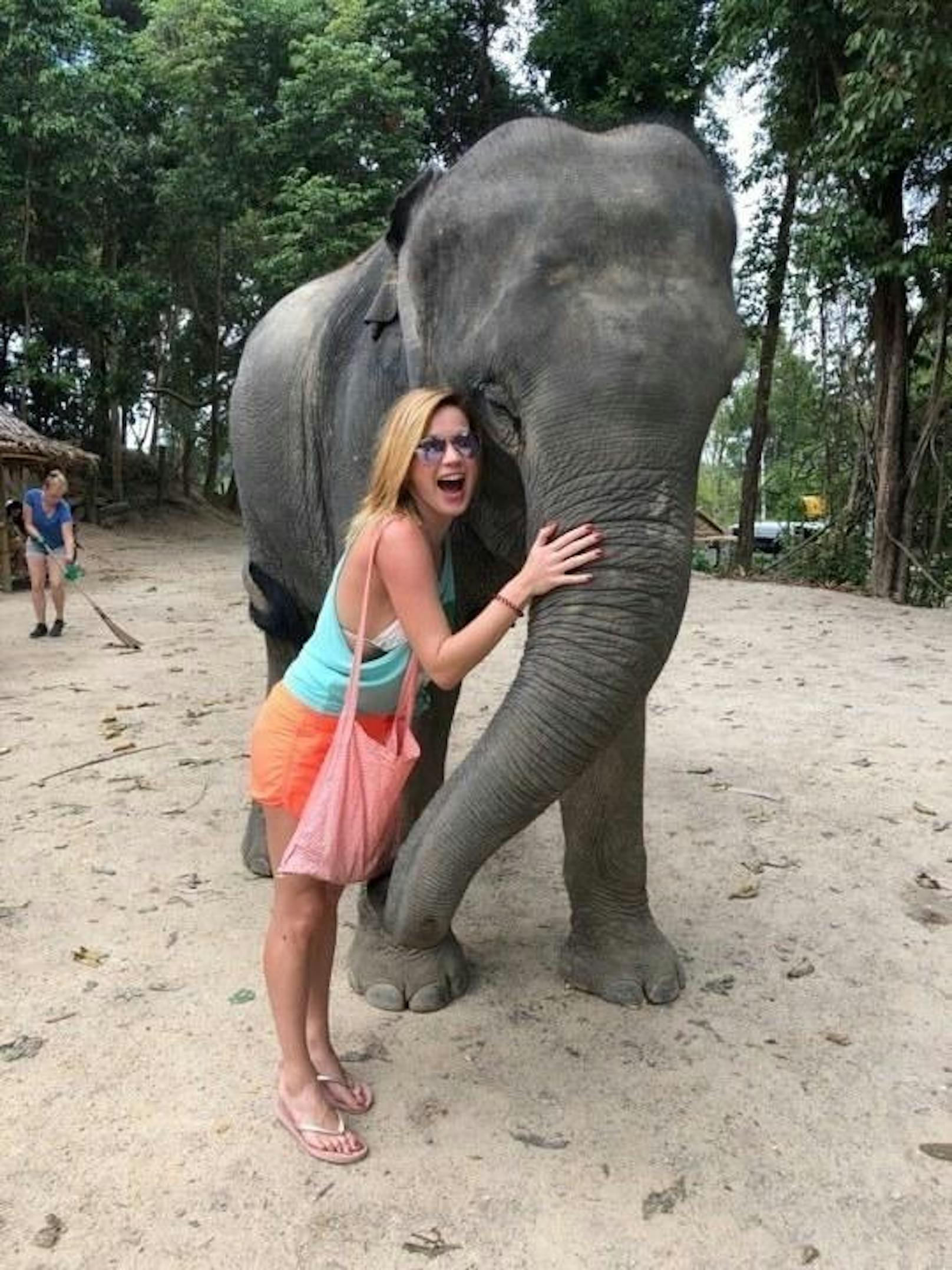Fun with Jumbo: Johanna Setzer auf einer Elefantenfarm