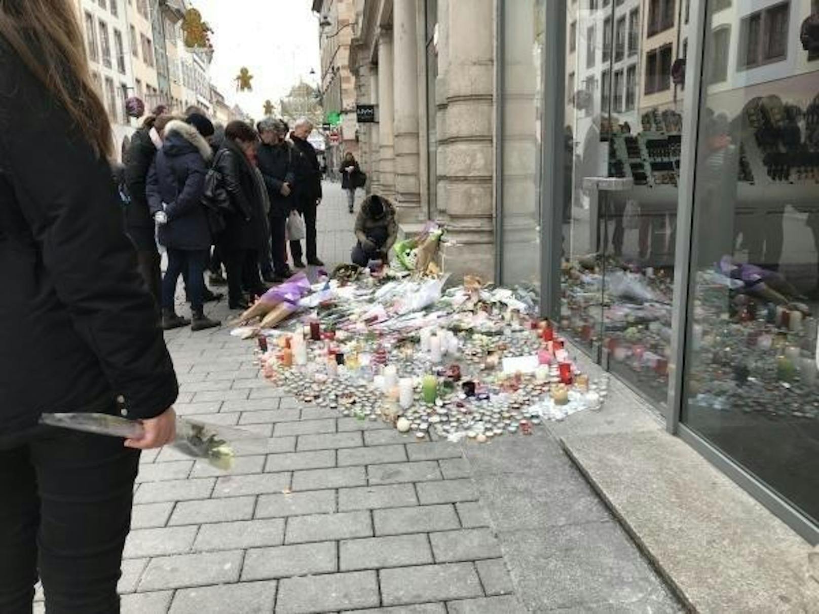 An verschiedenen Stellen in der Stadt und auf dem Markt selbst wird den Opfern des Attentats mit Blumen und Kerzen gedacht.